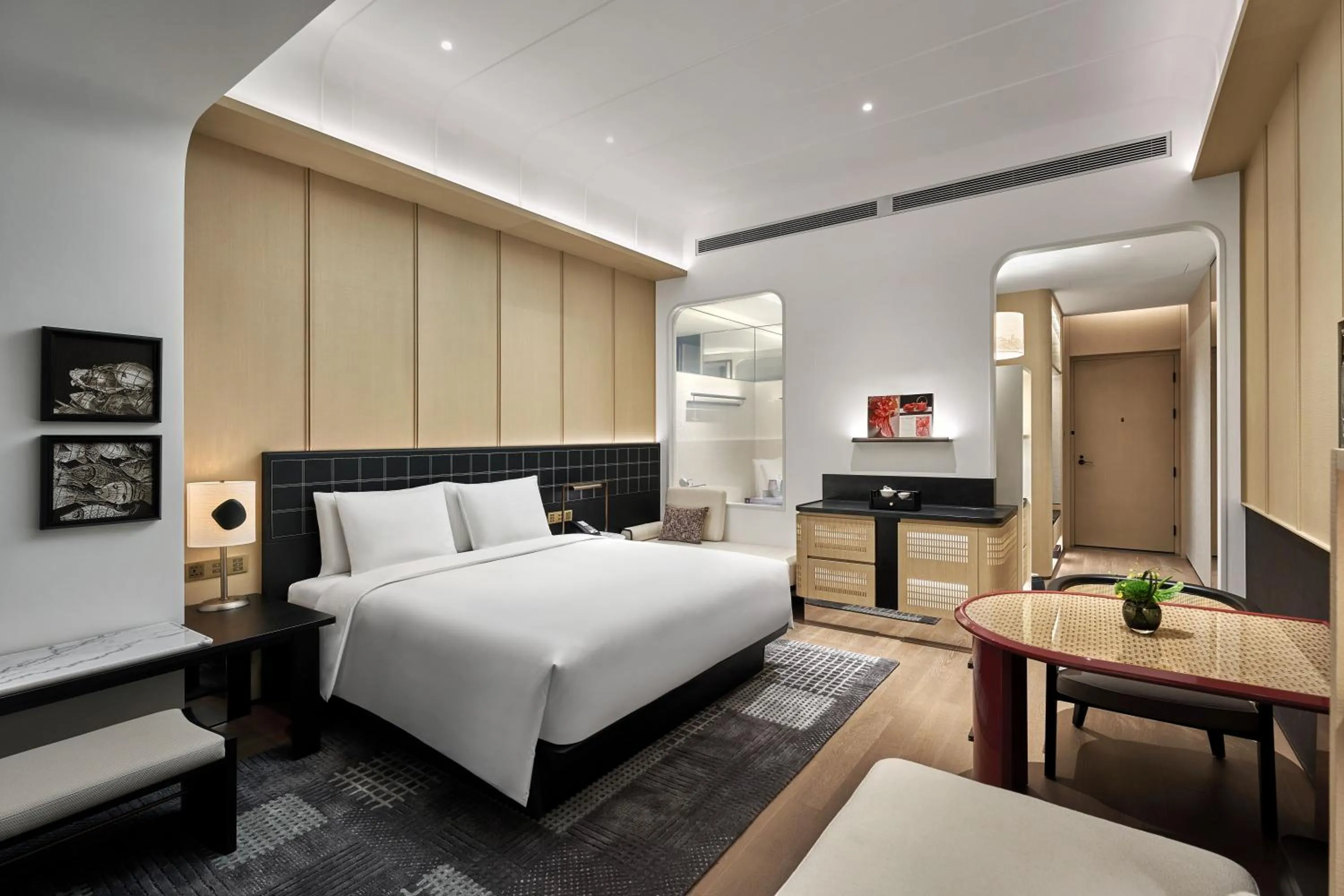 Photo of the whole room, Bed in HUALUXE Shenzhen Bao'an