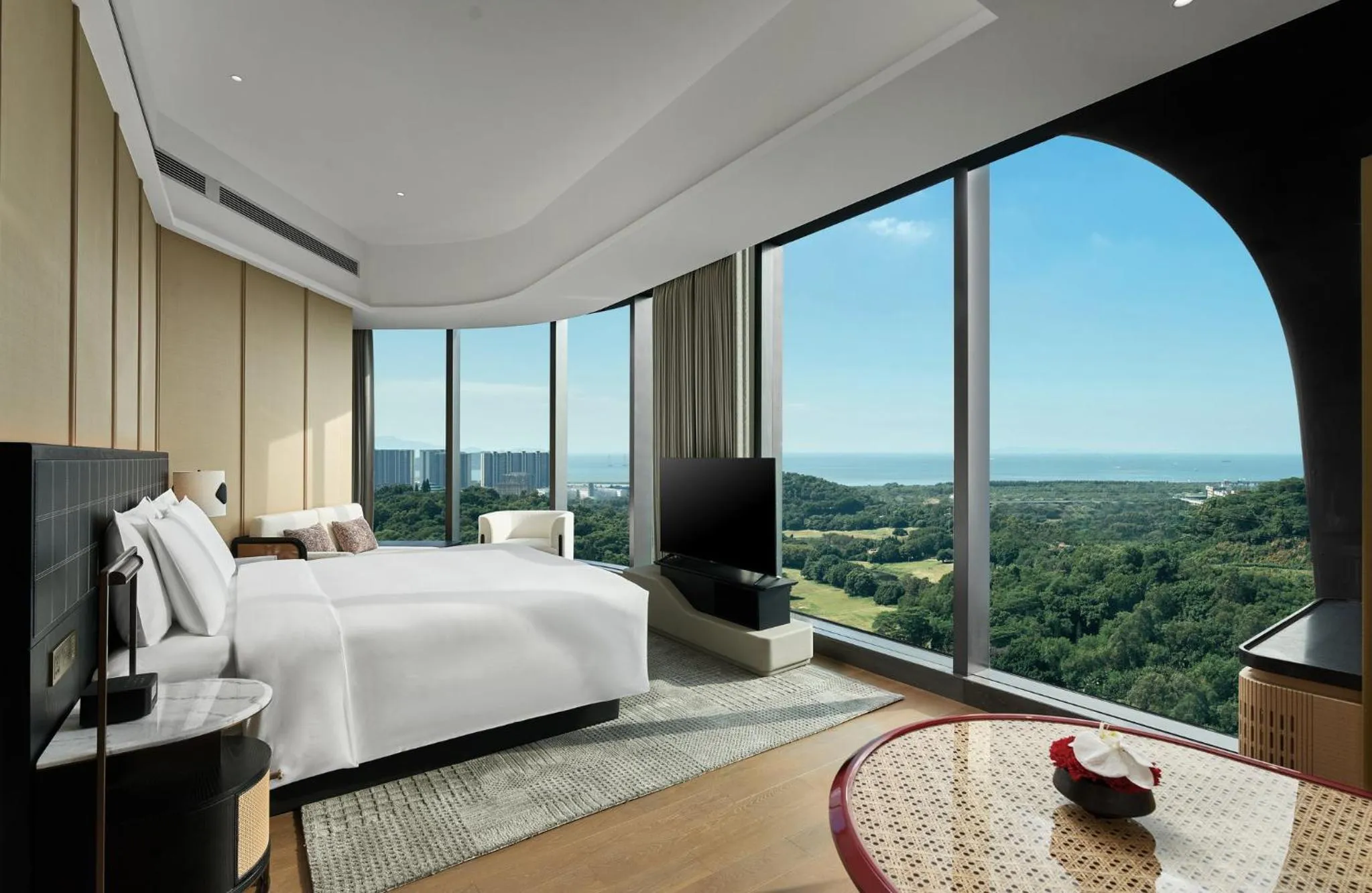 Photo of the whole room, Bed in HUALUXE Shenzhen Bao'an