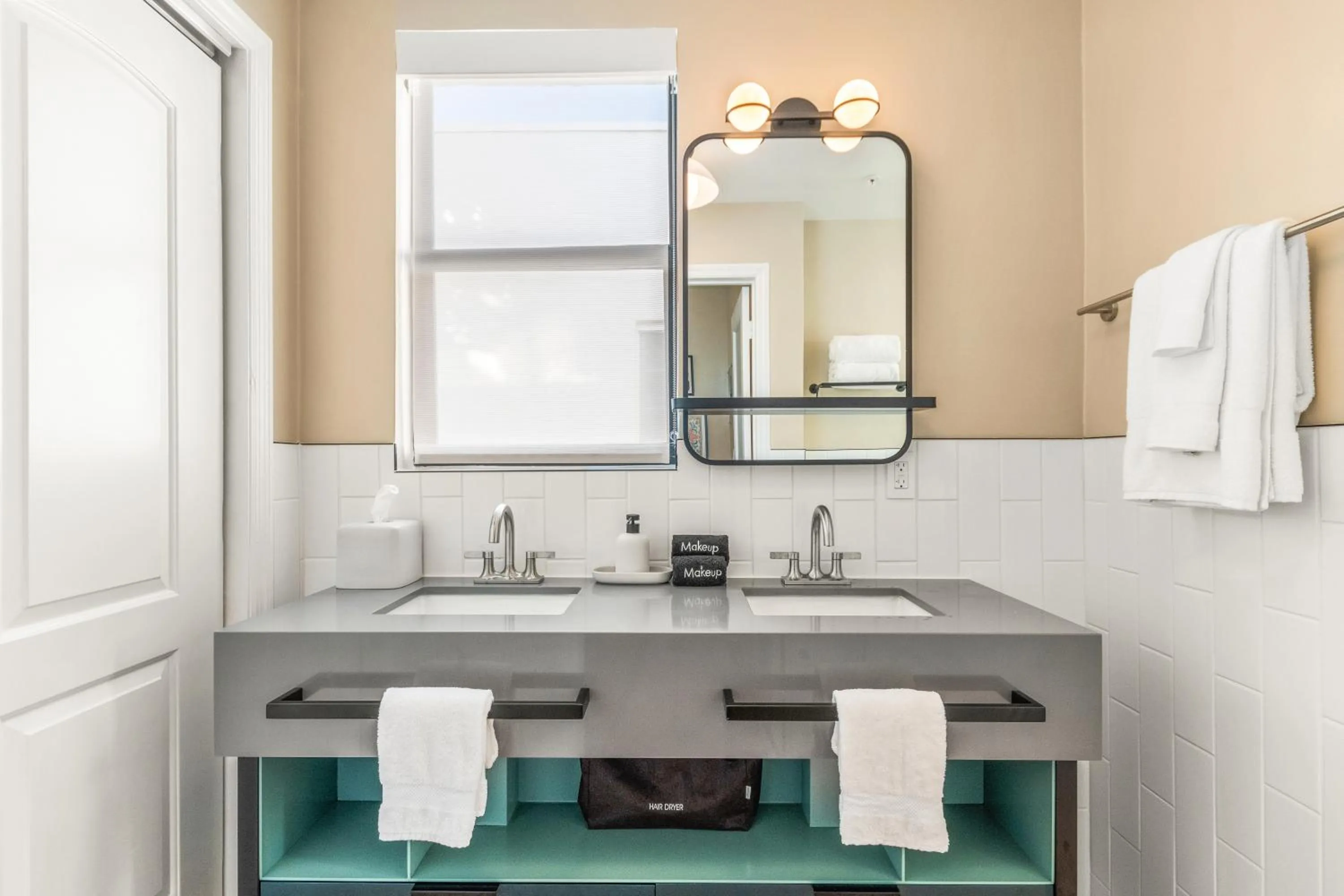 Toilet in Beach Plaza