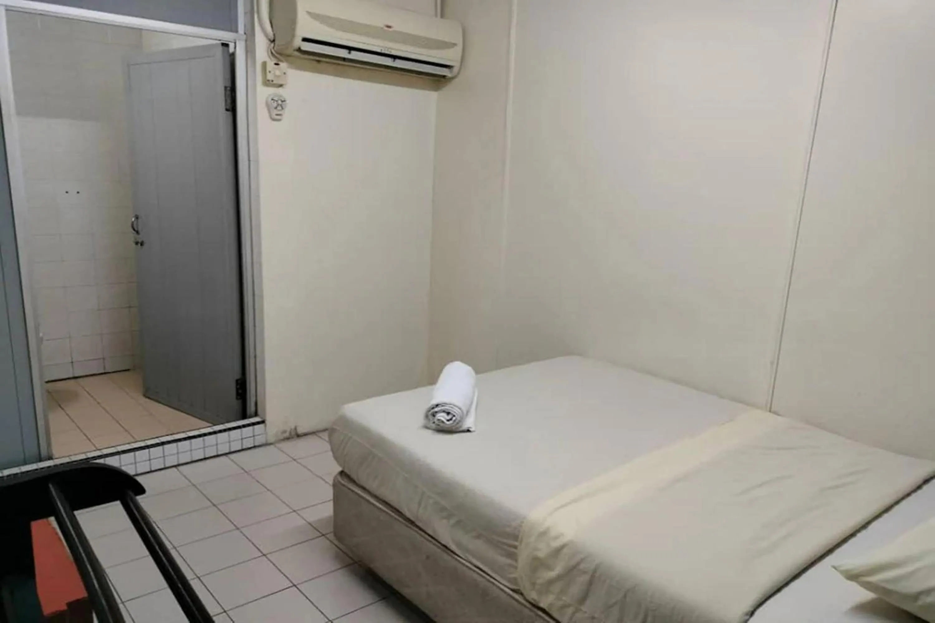 Bedroom, Bed in Hotel Dlima House Bukit Bintang