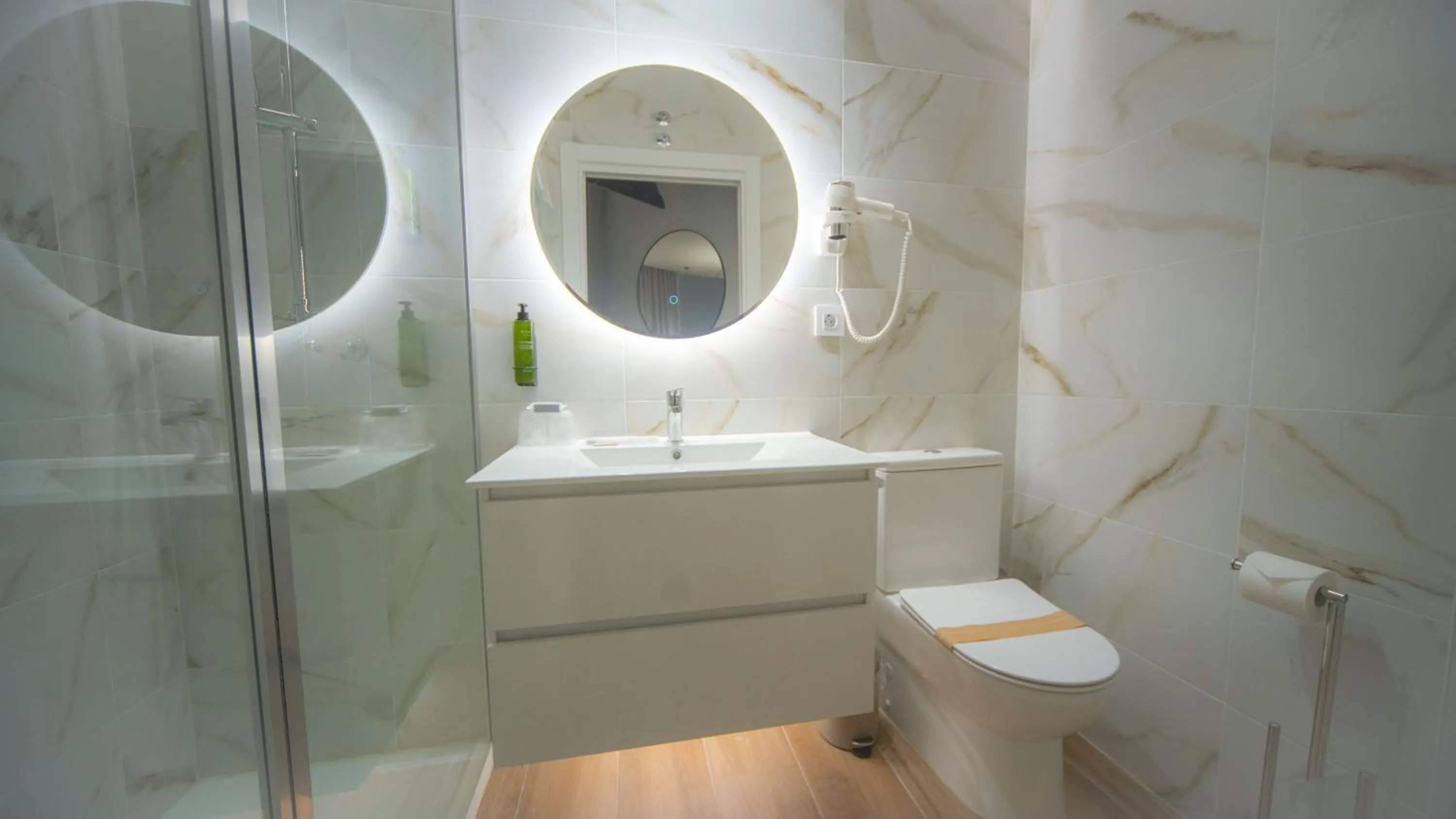 Double Room in Hotel Sleep Turia music & art