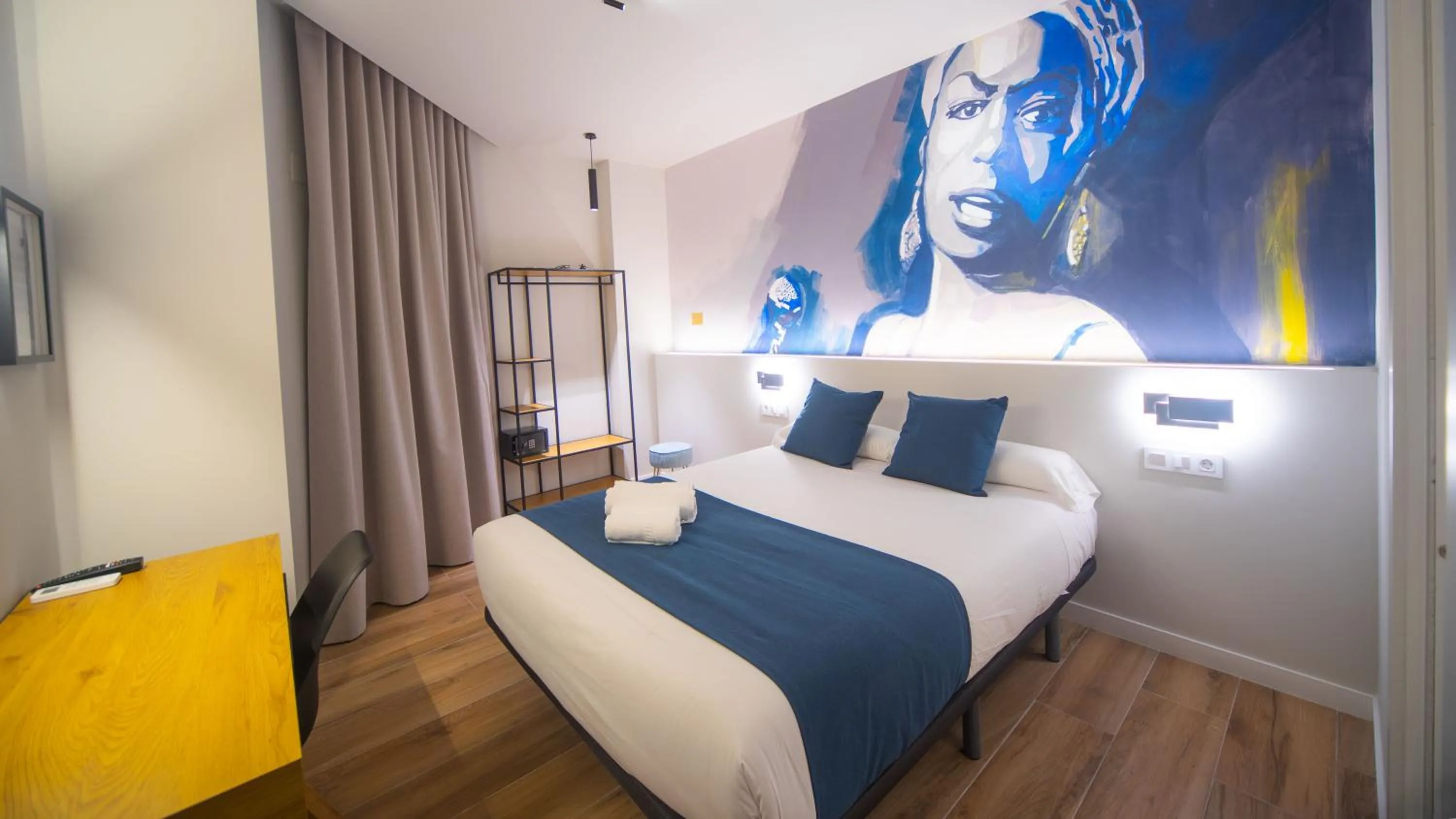 Double Room in Hotel Sleep Turia music & art