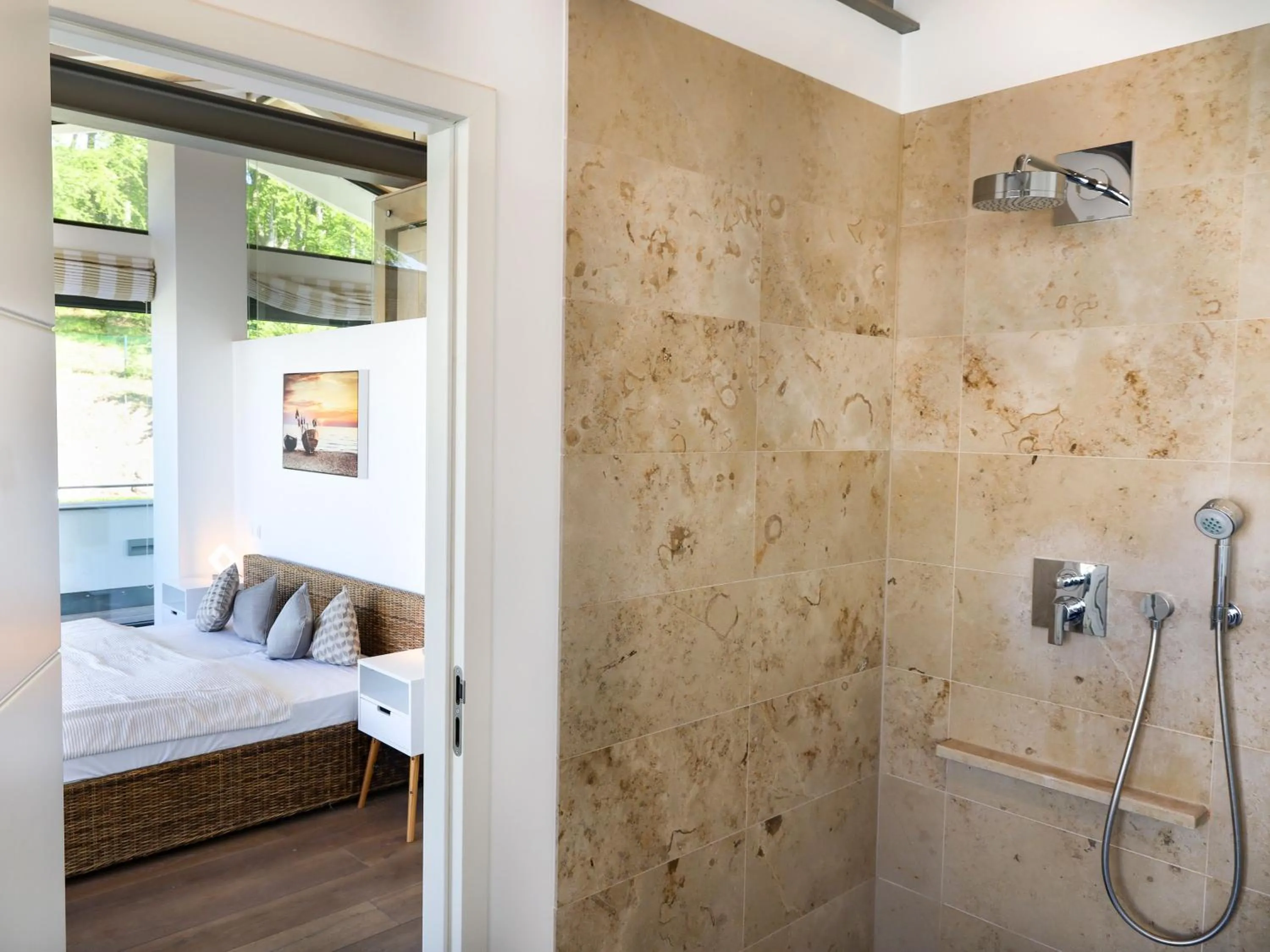 Shower, Bed in Villa Paula in Sellin - Penthouse mit Kamin und Dachterrasse