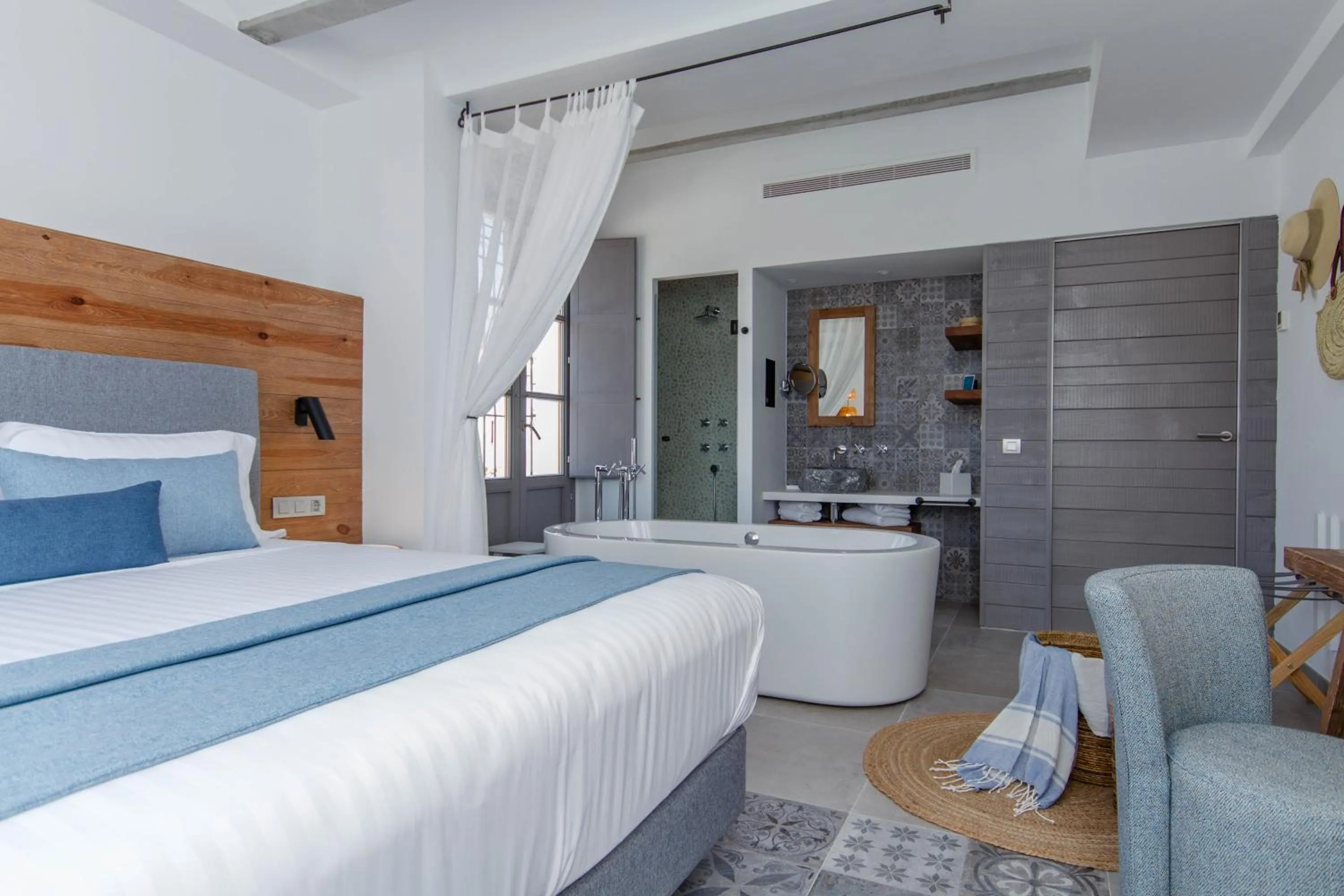 Bathroom, Bed in La Serena Boutique Hotel & Wellness - Altea
