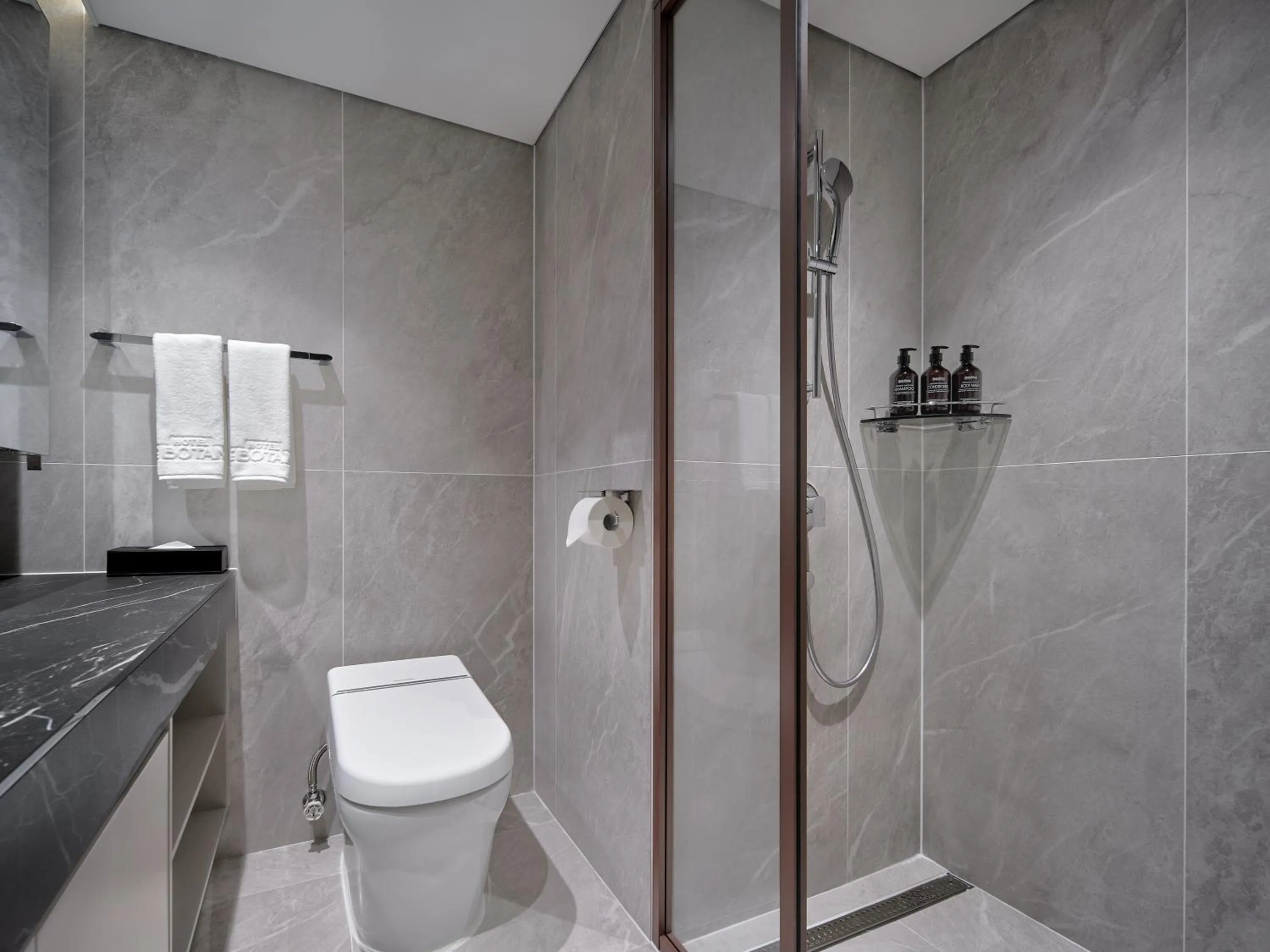Shower in Hotel The Botanik Sewoon Myeongdong