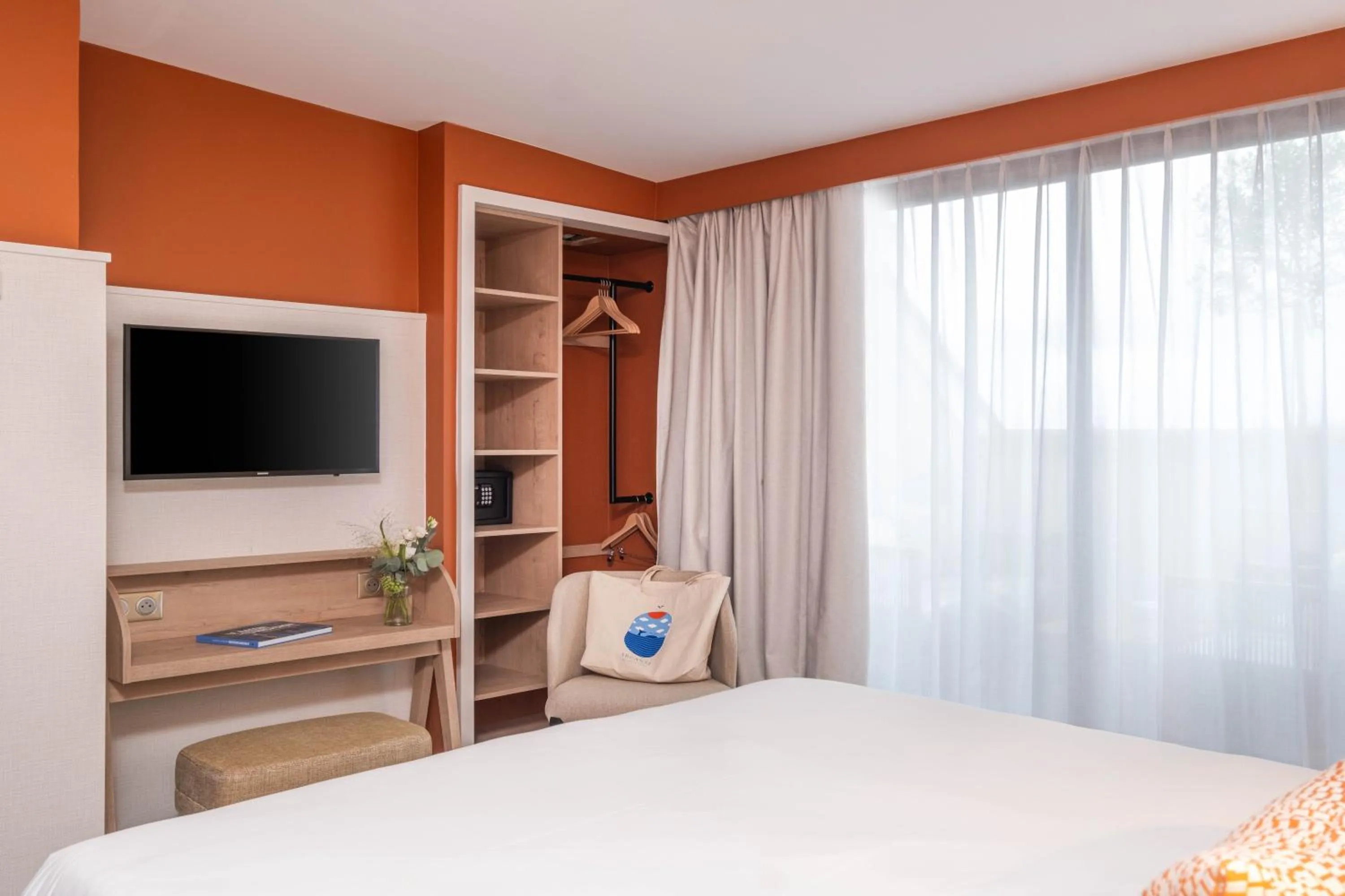 Bedroom, Bed in Hôtel Arcanse by Inwood Hotels