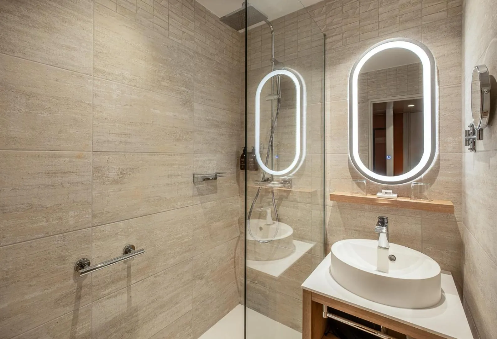 Bathroom in Hôtel Arcanse by Inwood Hotels