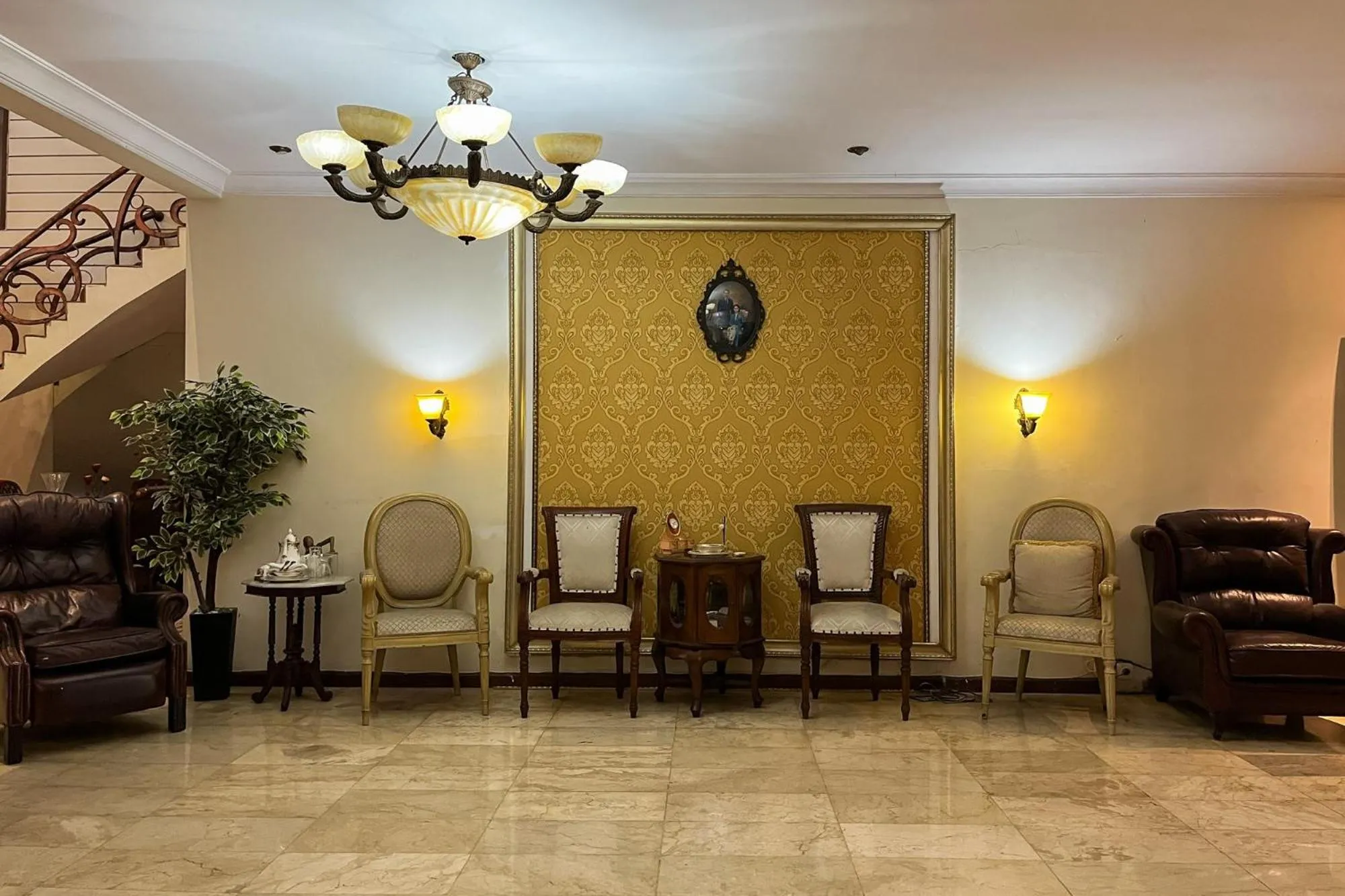 Seating area in Urbanview de Dharmawangsa Suite Hotel