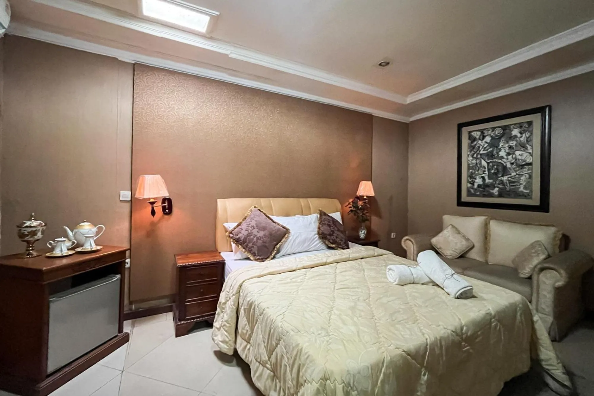 Bedroom, Bed in Urbanview de Dharmawangsa Suite Hotel