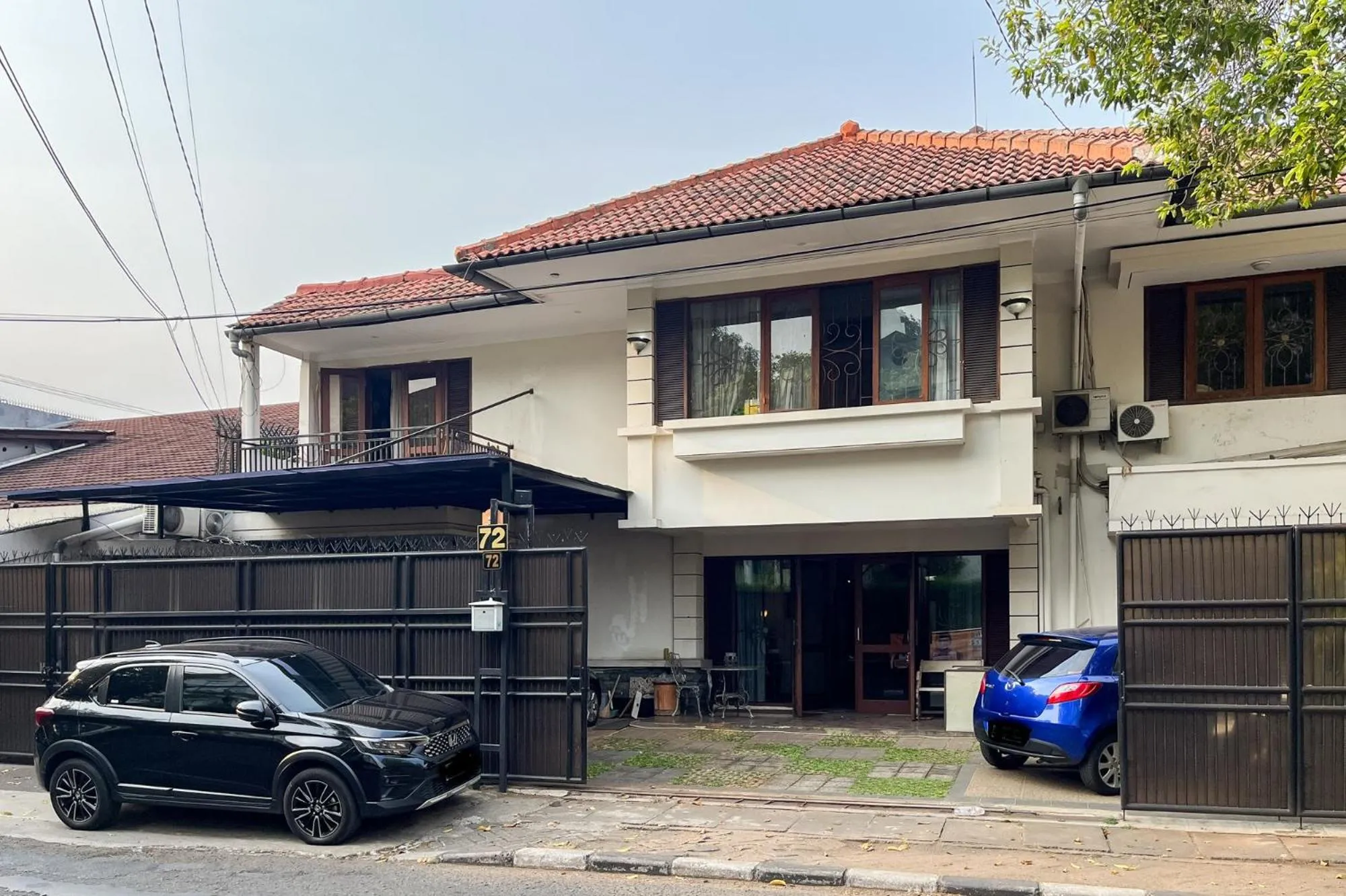 Facade/entrance in Urbanview de Dharmawangsa Suite Hotel