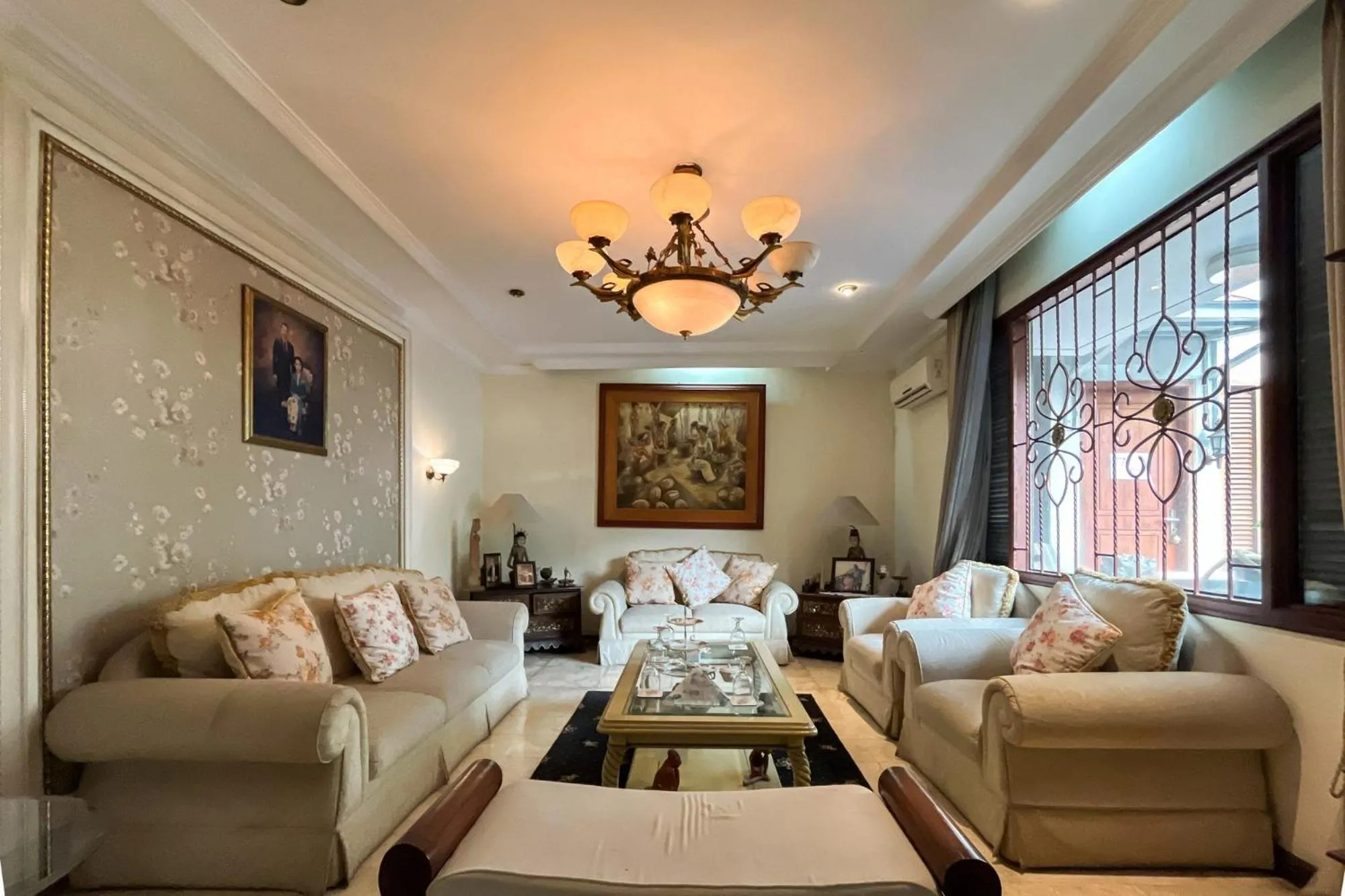 Seating area in Urbanview de Dharmawangsa Suite Hotel