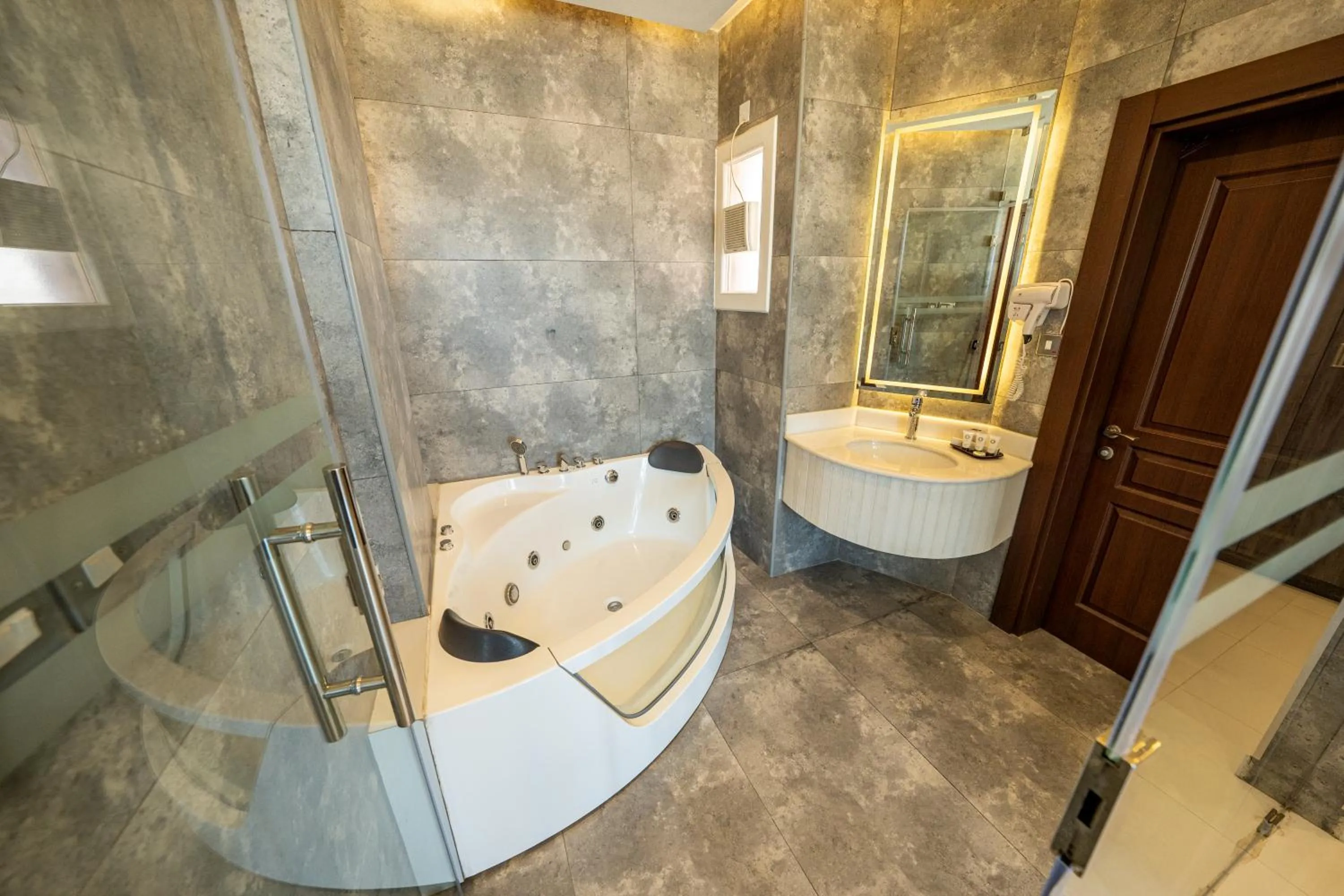 Toilet in وهج للشقق الفندقية Wahaj Hotel Apartments 2