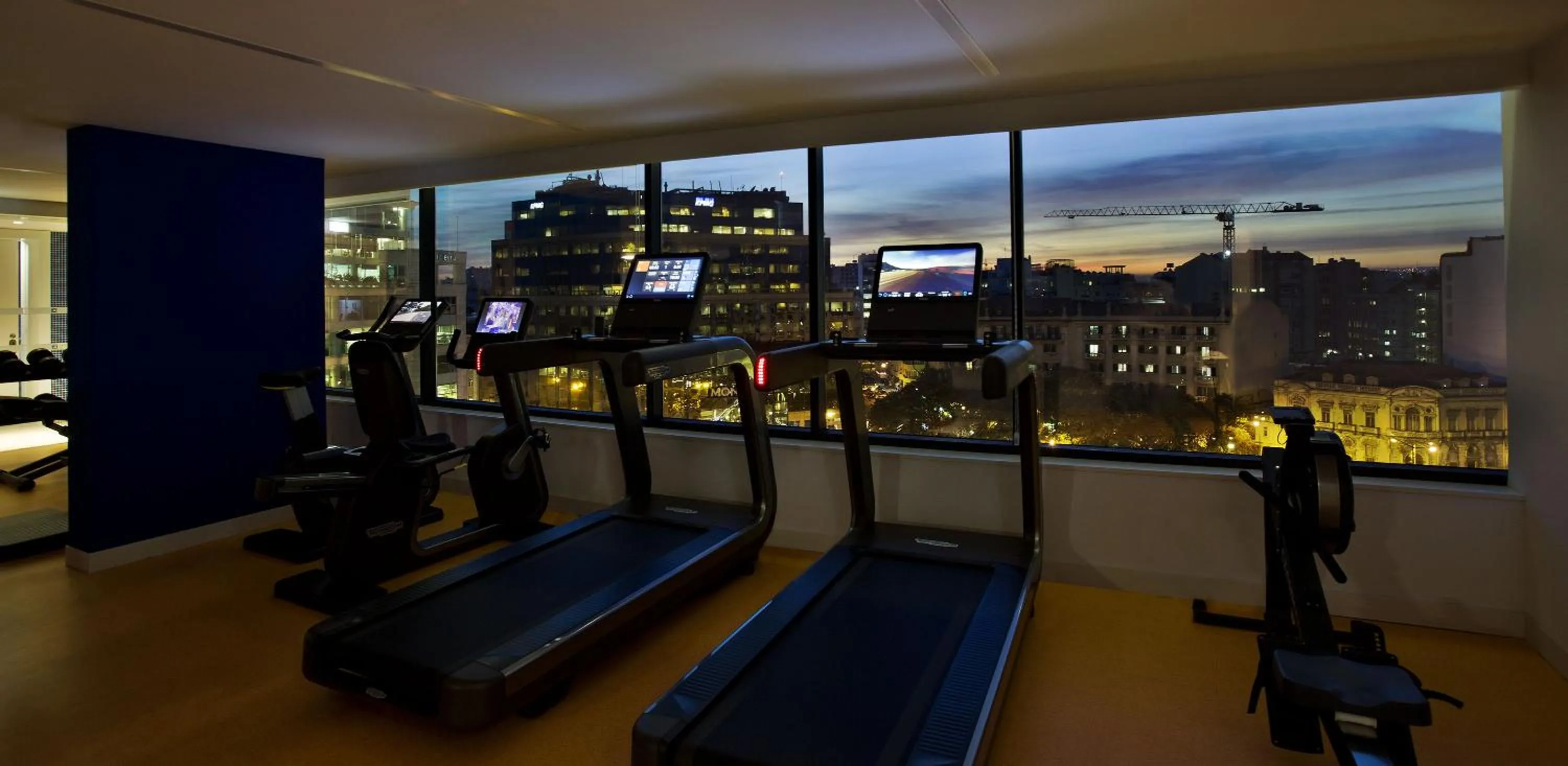 Fitness centre/facilities in EVOLUTION Lisboa Hotel