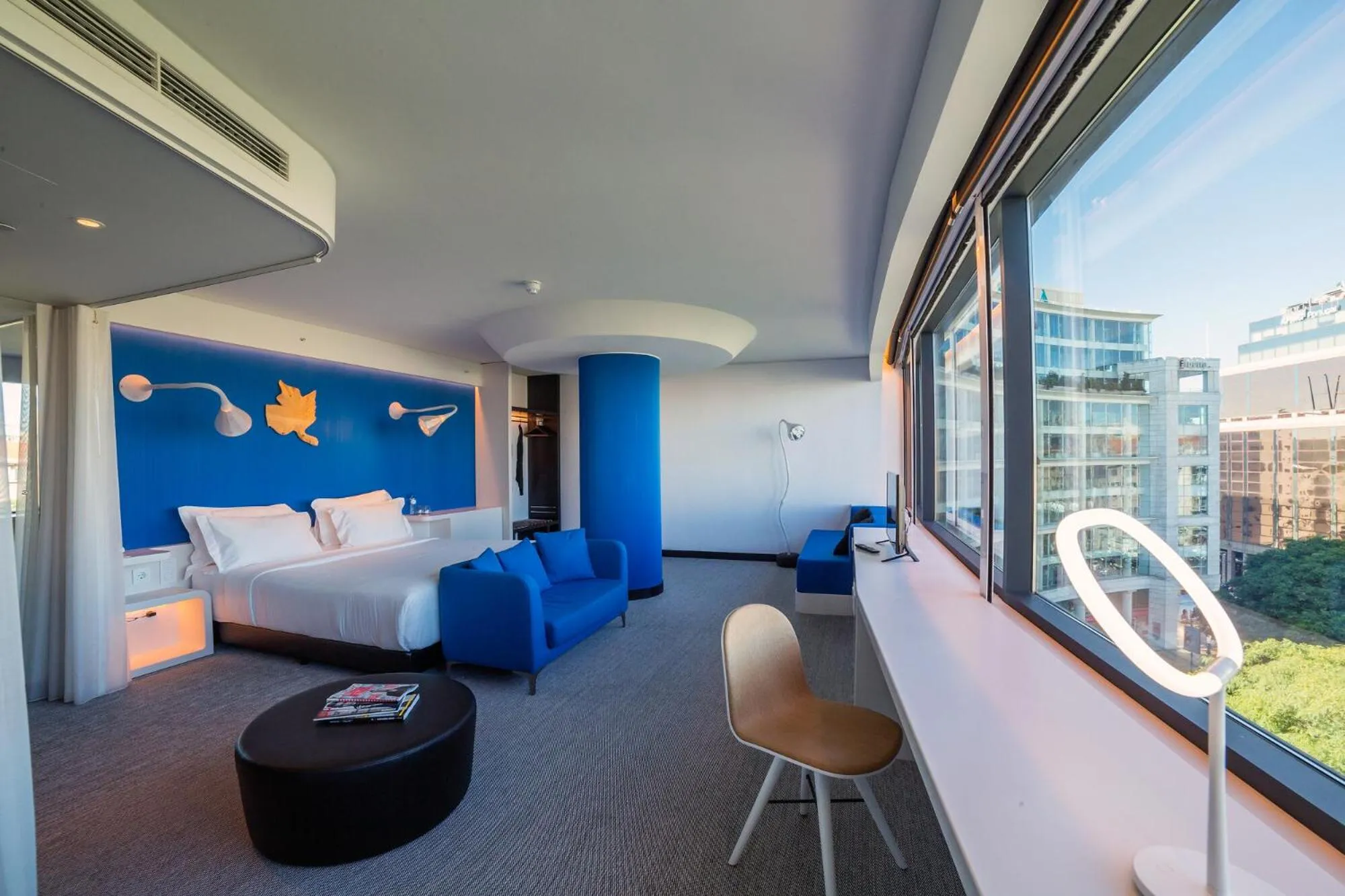 View (from property/room), Bed in EVOLUTION Lisboa Hotel