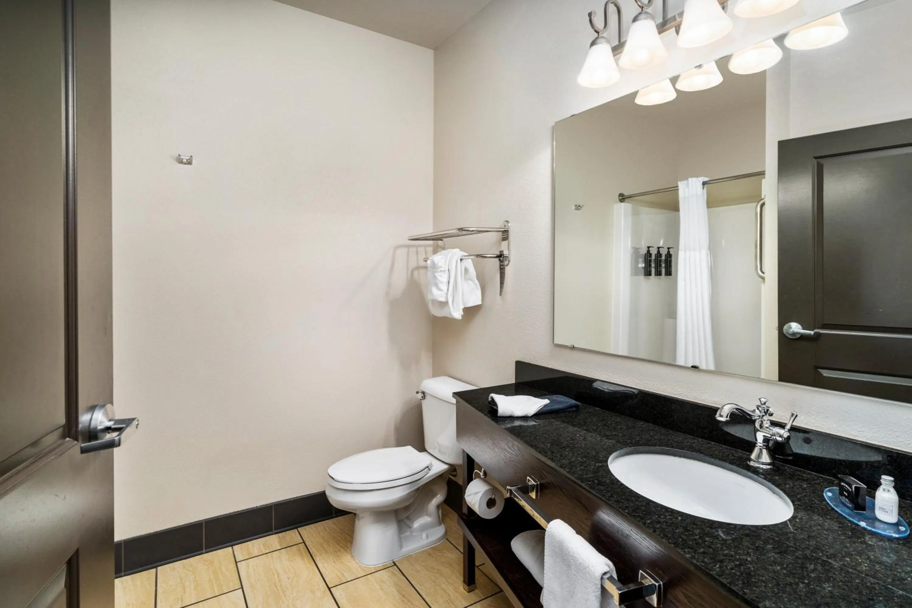 Shower in Park Point Marina Inn