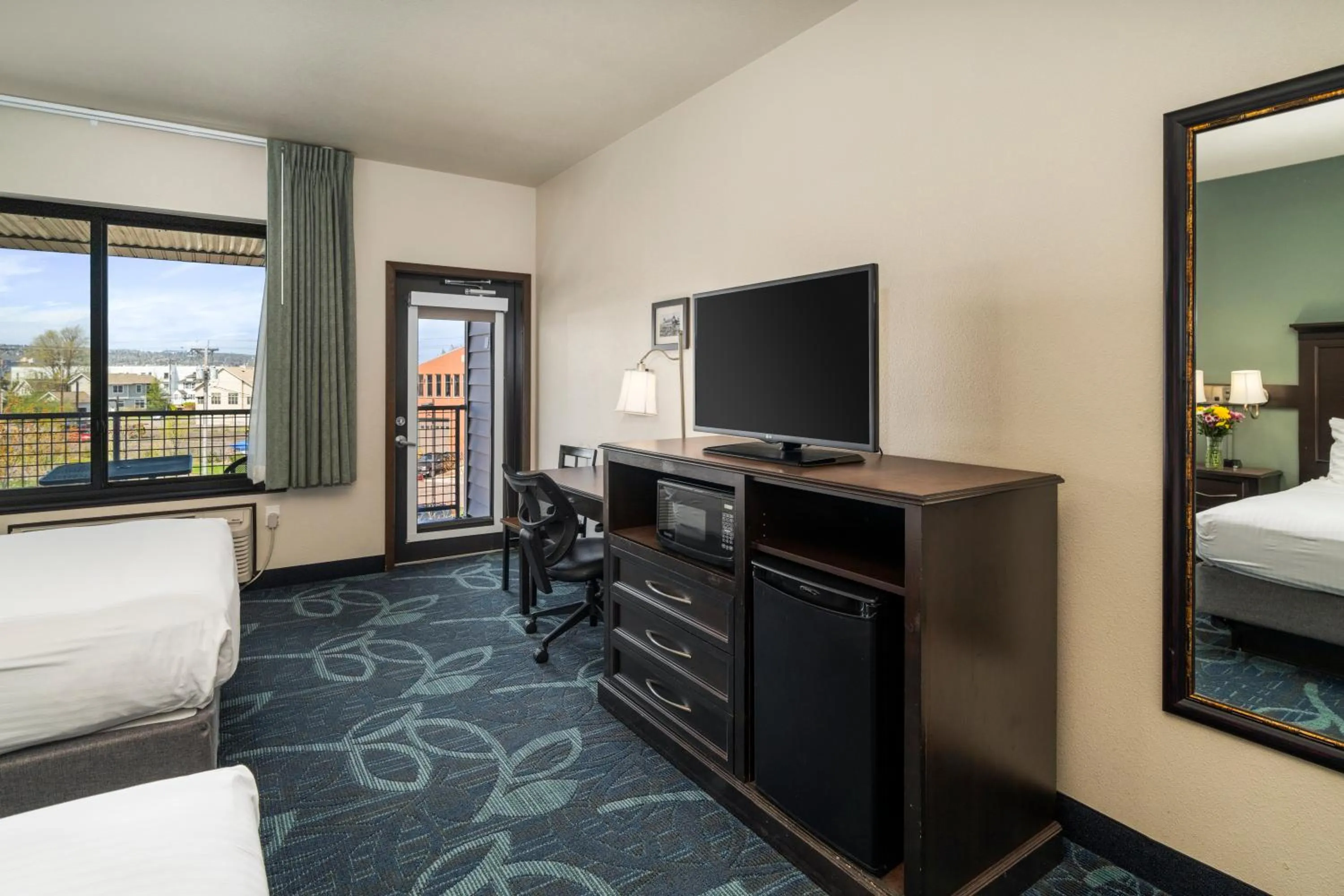 Bed in Park Point Marina Inn