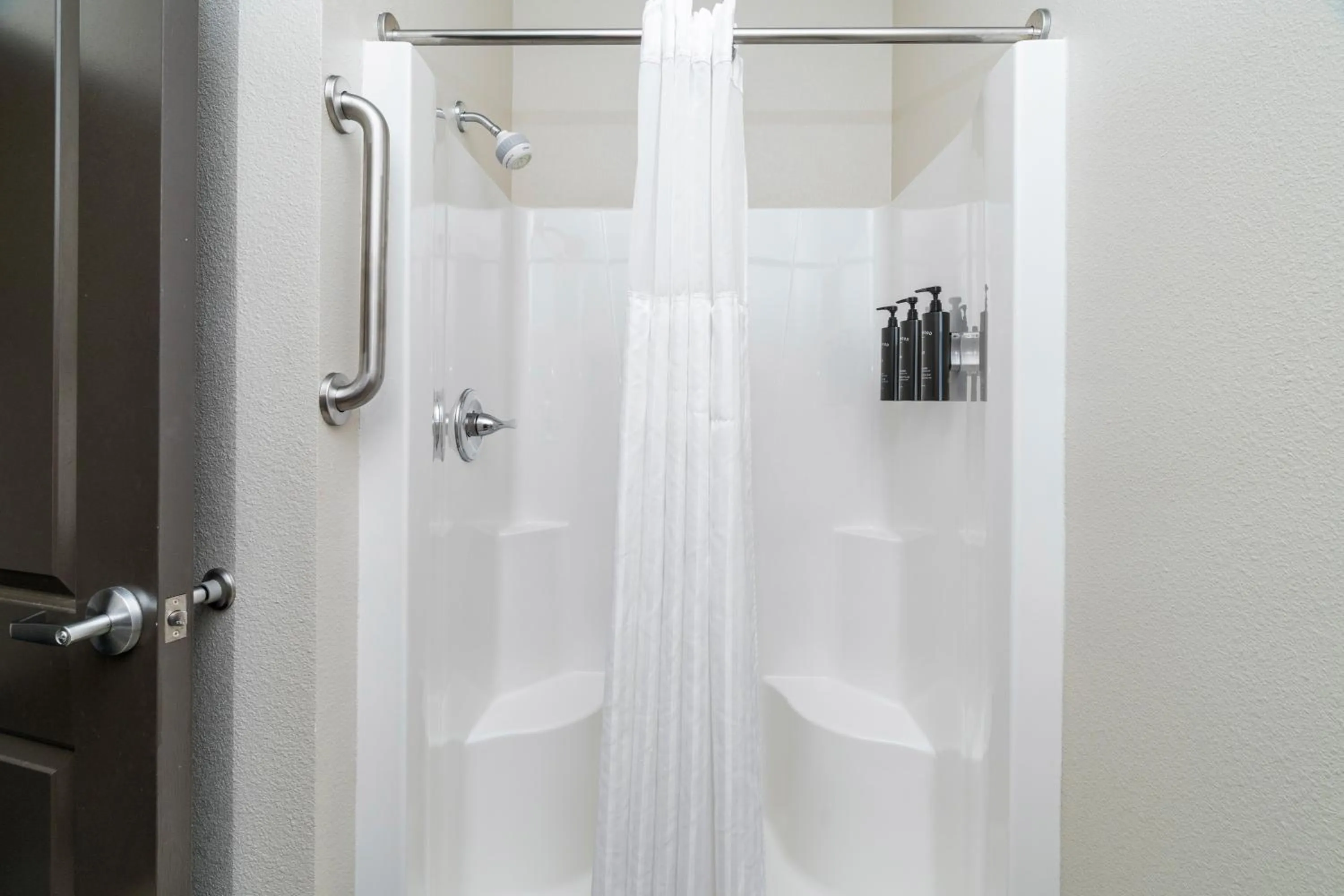 Shower in Park Point Marina Inn