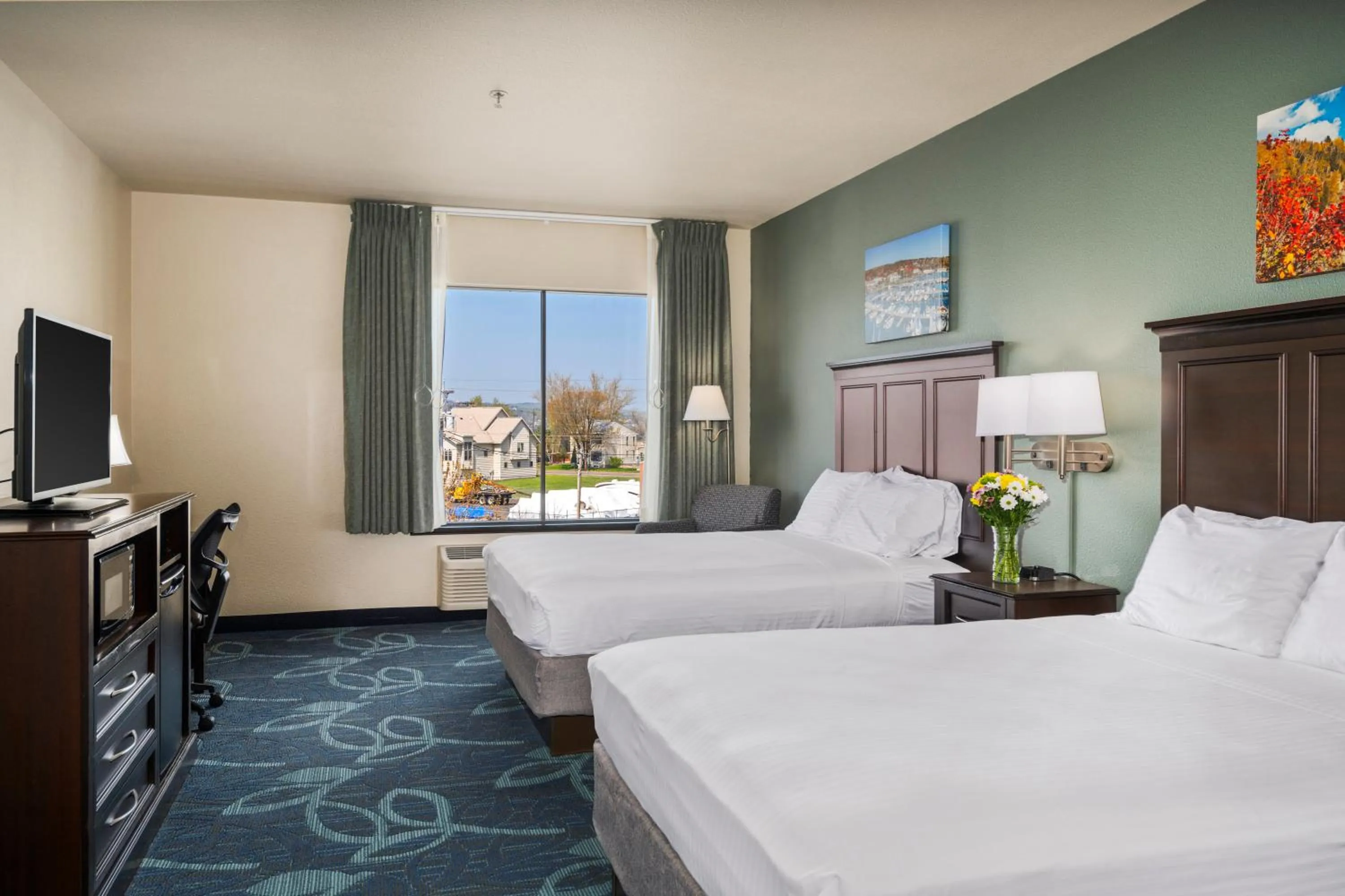 Bed in Park Point Marina Inn