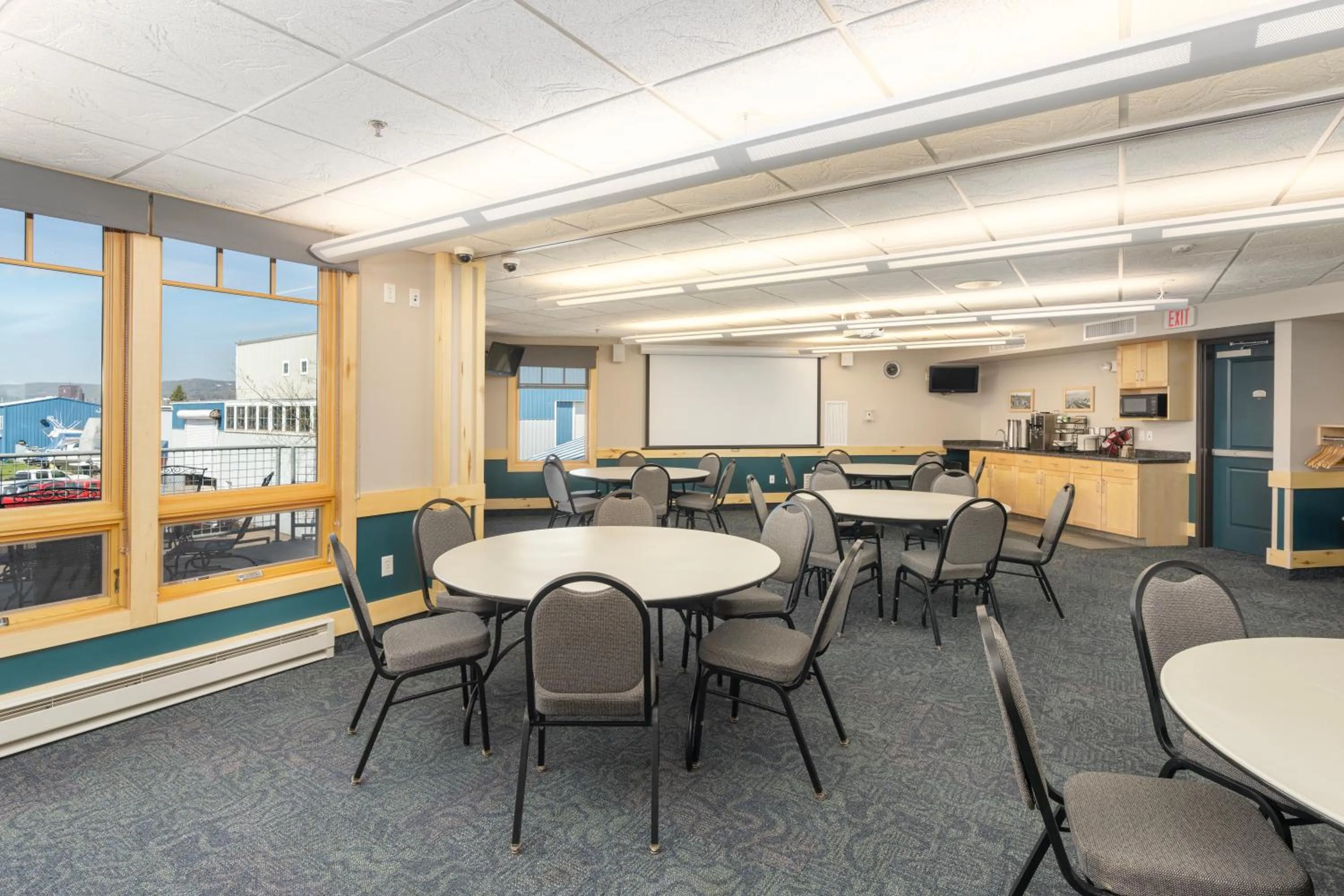 Coffee/tea facilities in Park Point Marina Inn