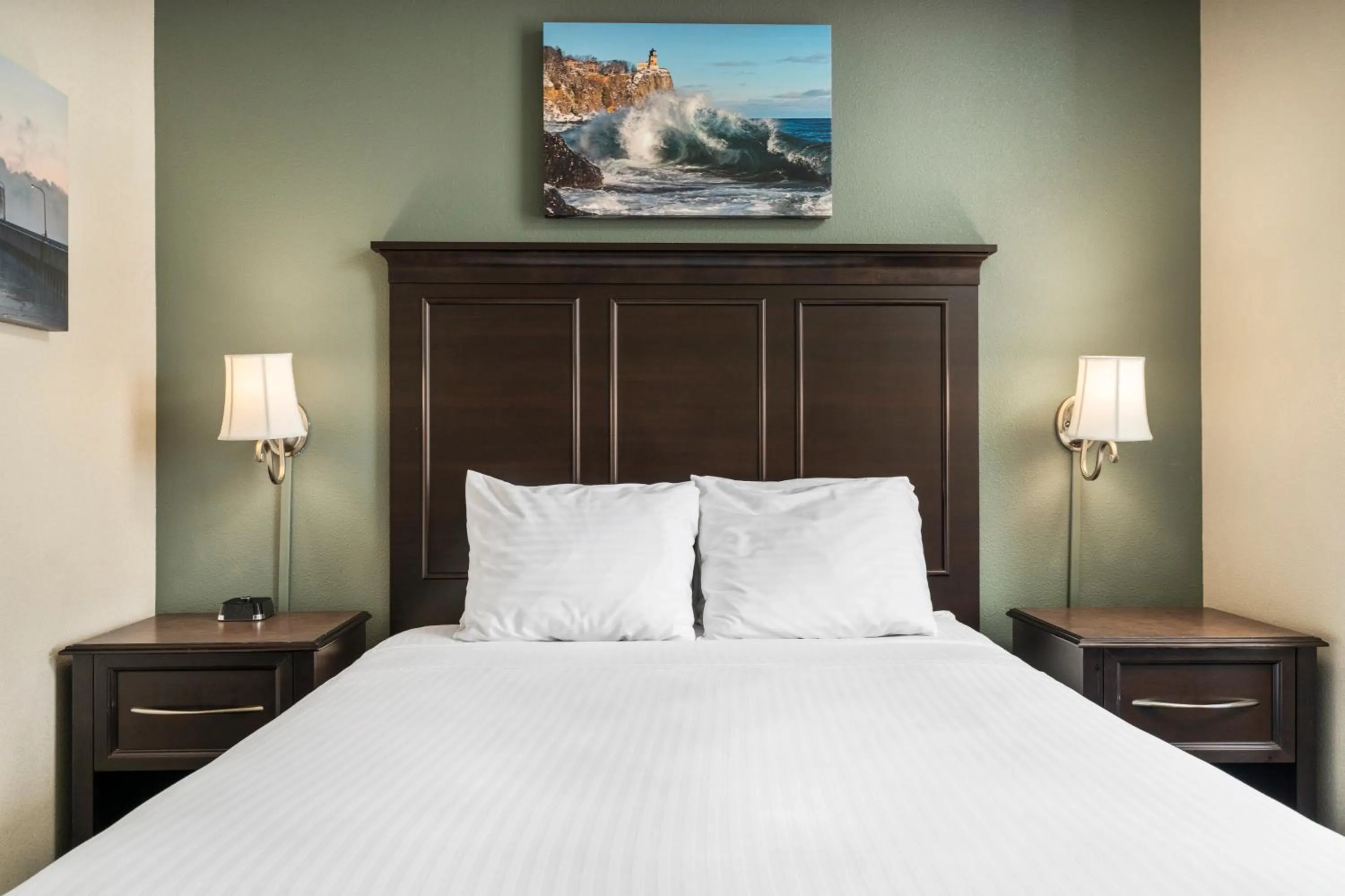 Bed in Park Point Marina Inn