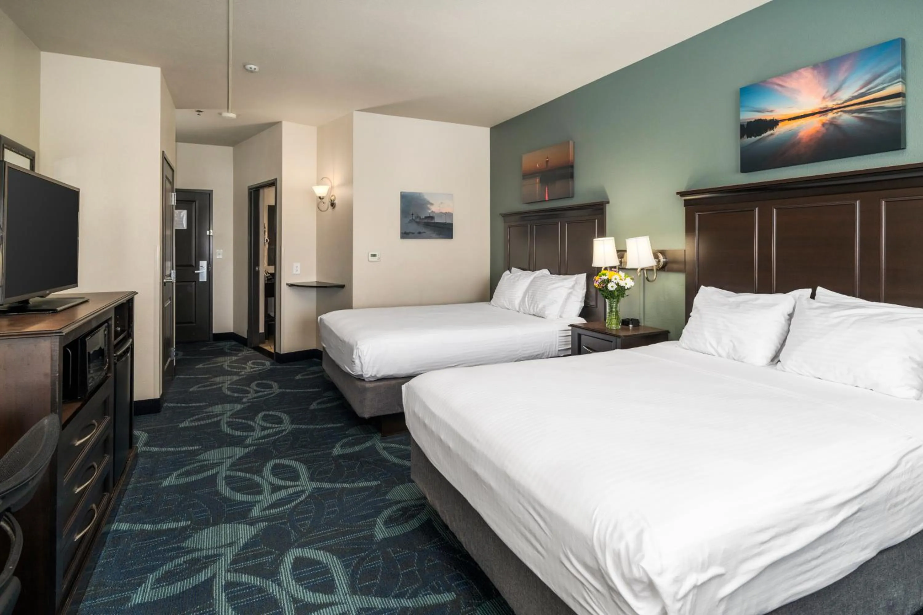 Bed in Park Point Marina Inn