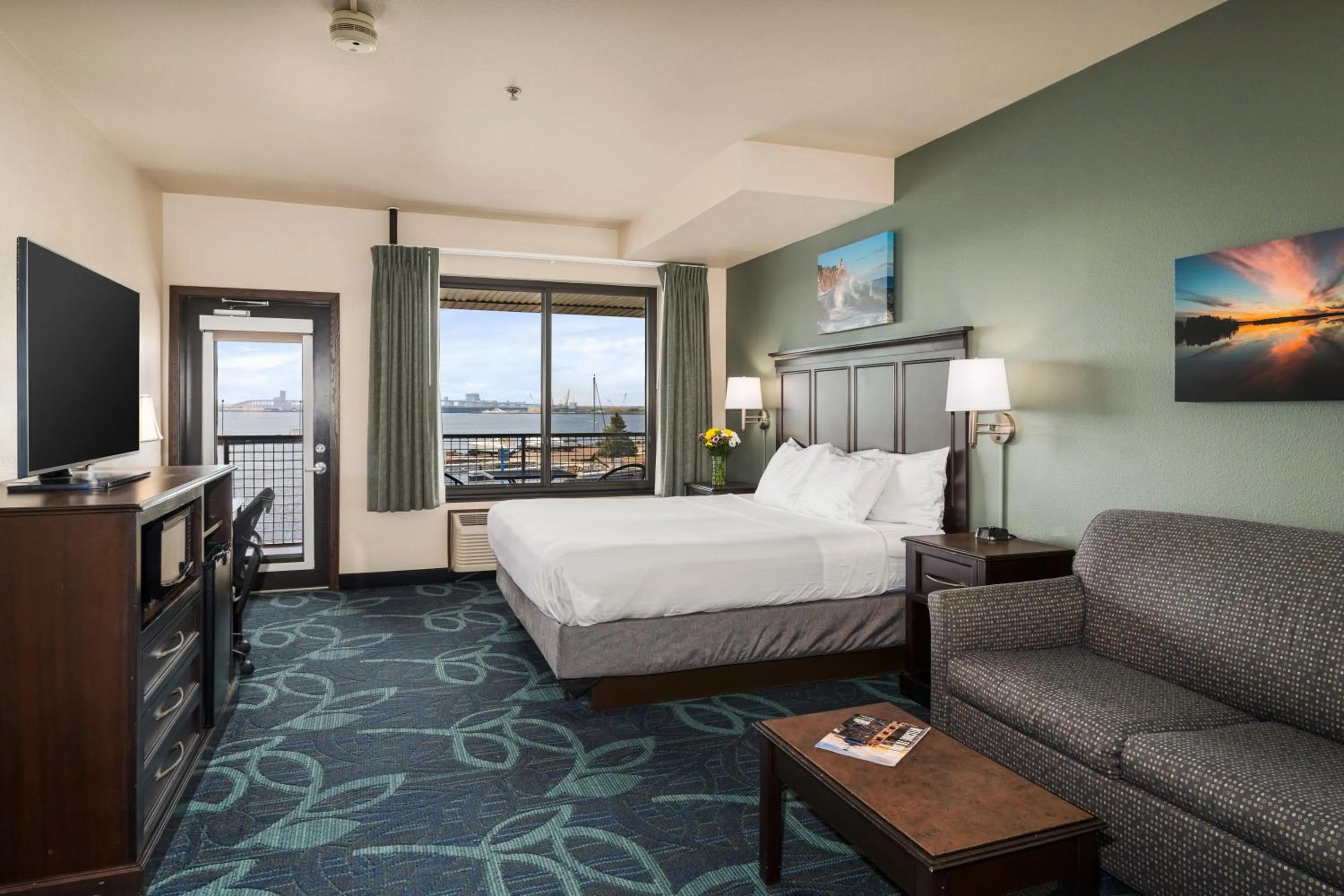 Bed in Park Point Marina Inn