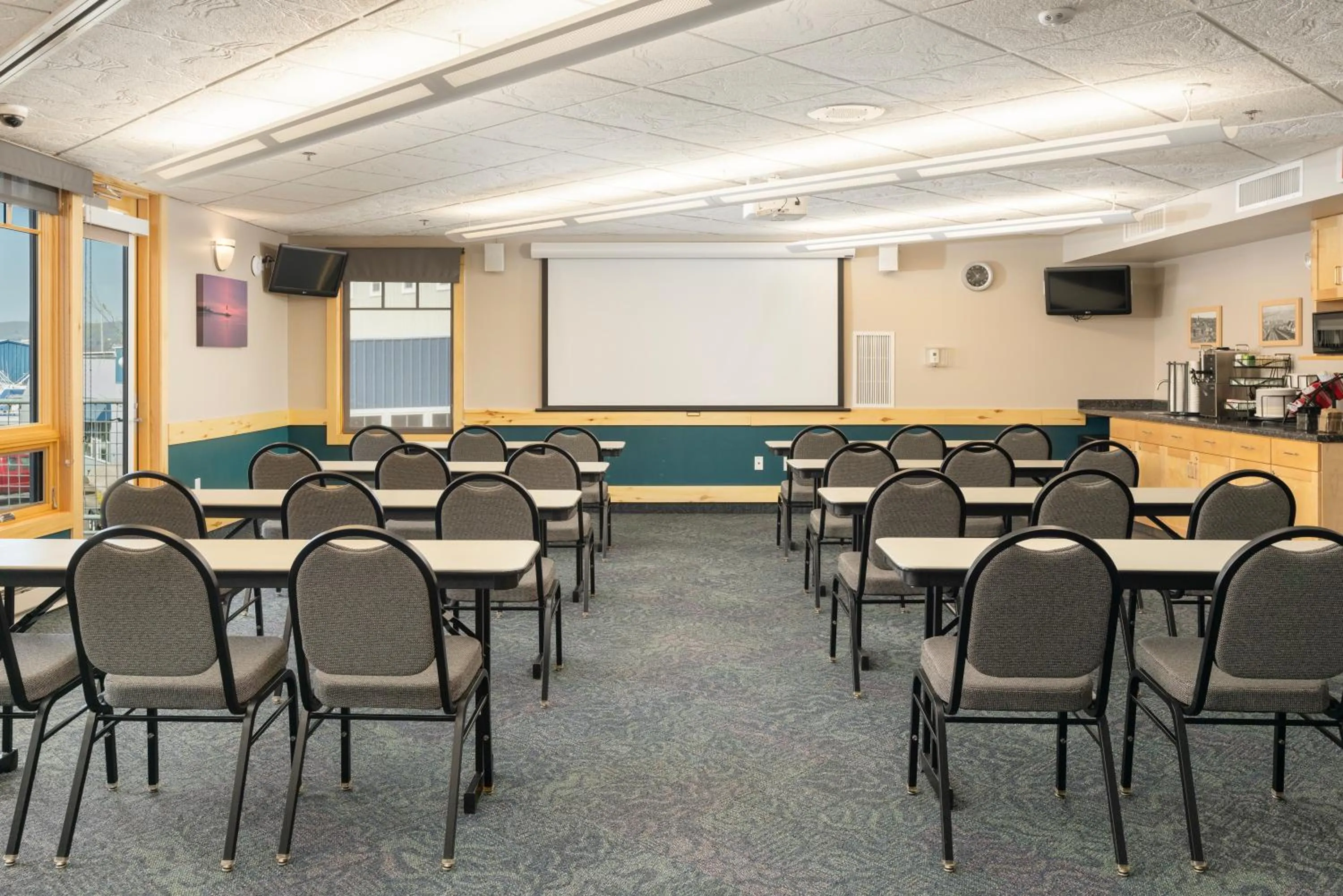 Coffee/tea facilities in Park Point Marina Inn