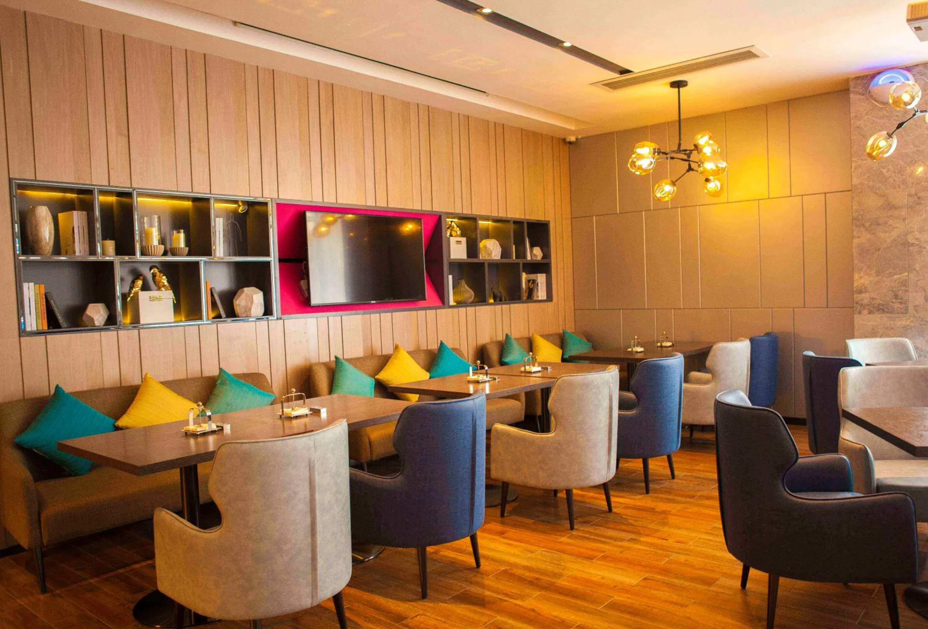 Restaurant/places to eat in Echarm Hotel Dongxing Minzu Road