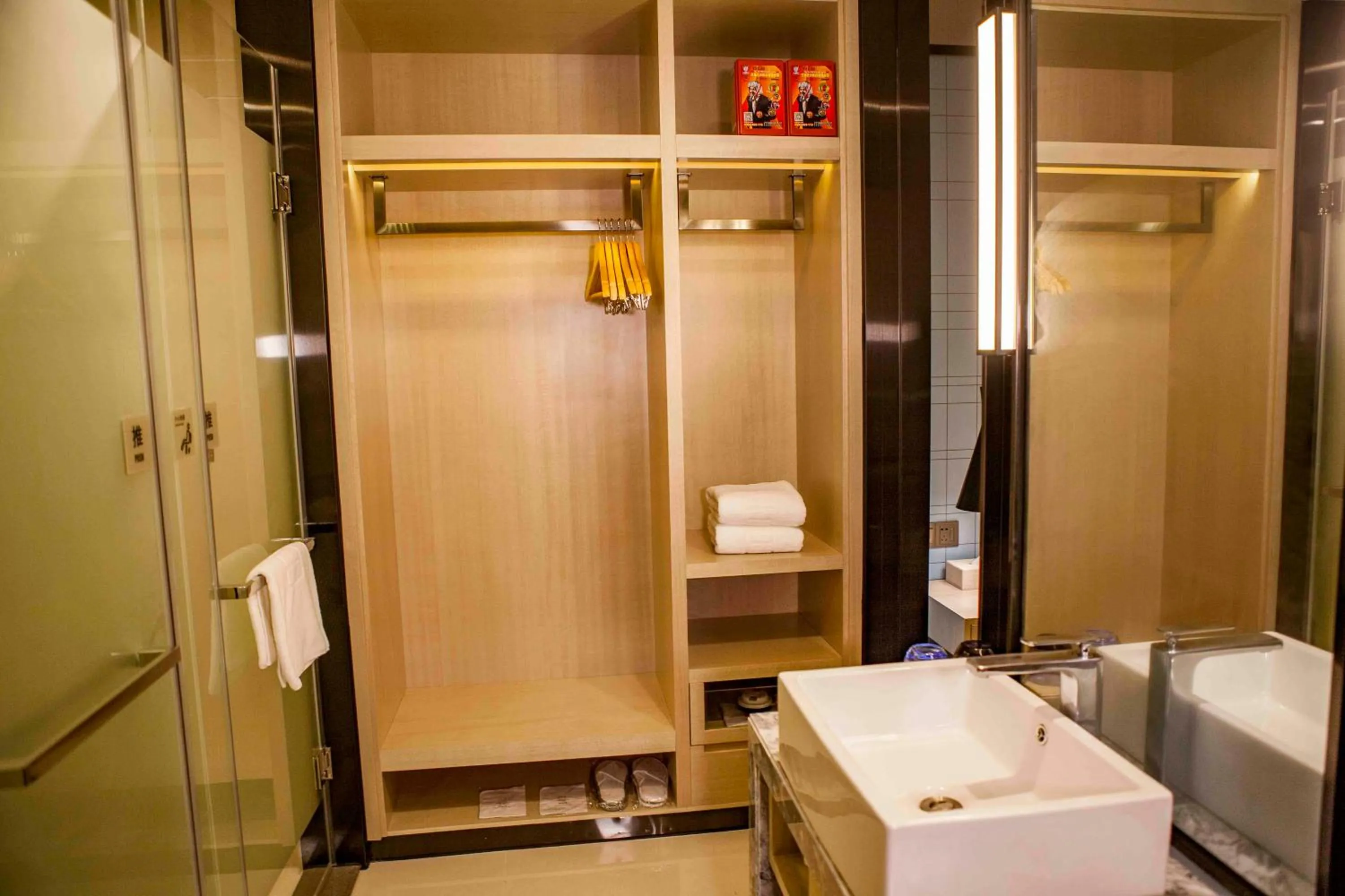 Toilet in Echarm Hotel Dongxing Minzu Road