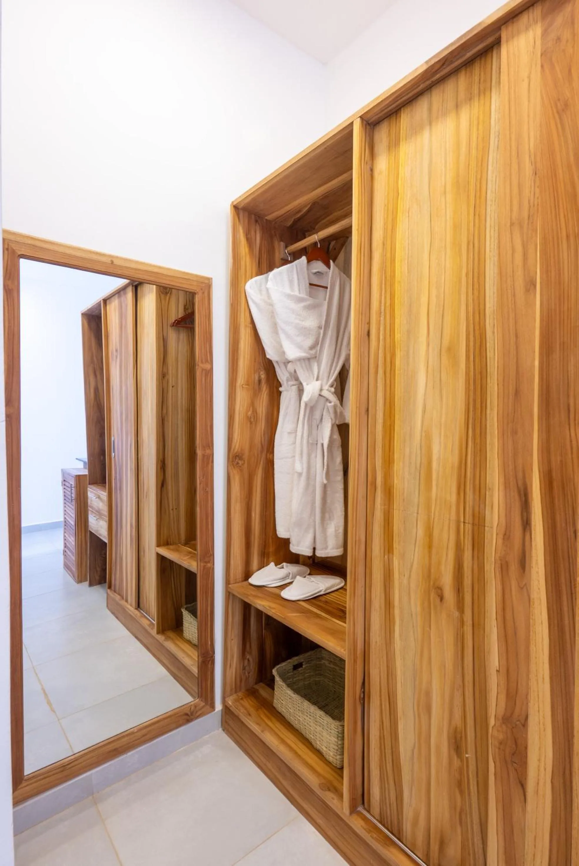 wardrobe in Royal Mandarin Hotel & Resort