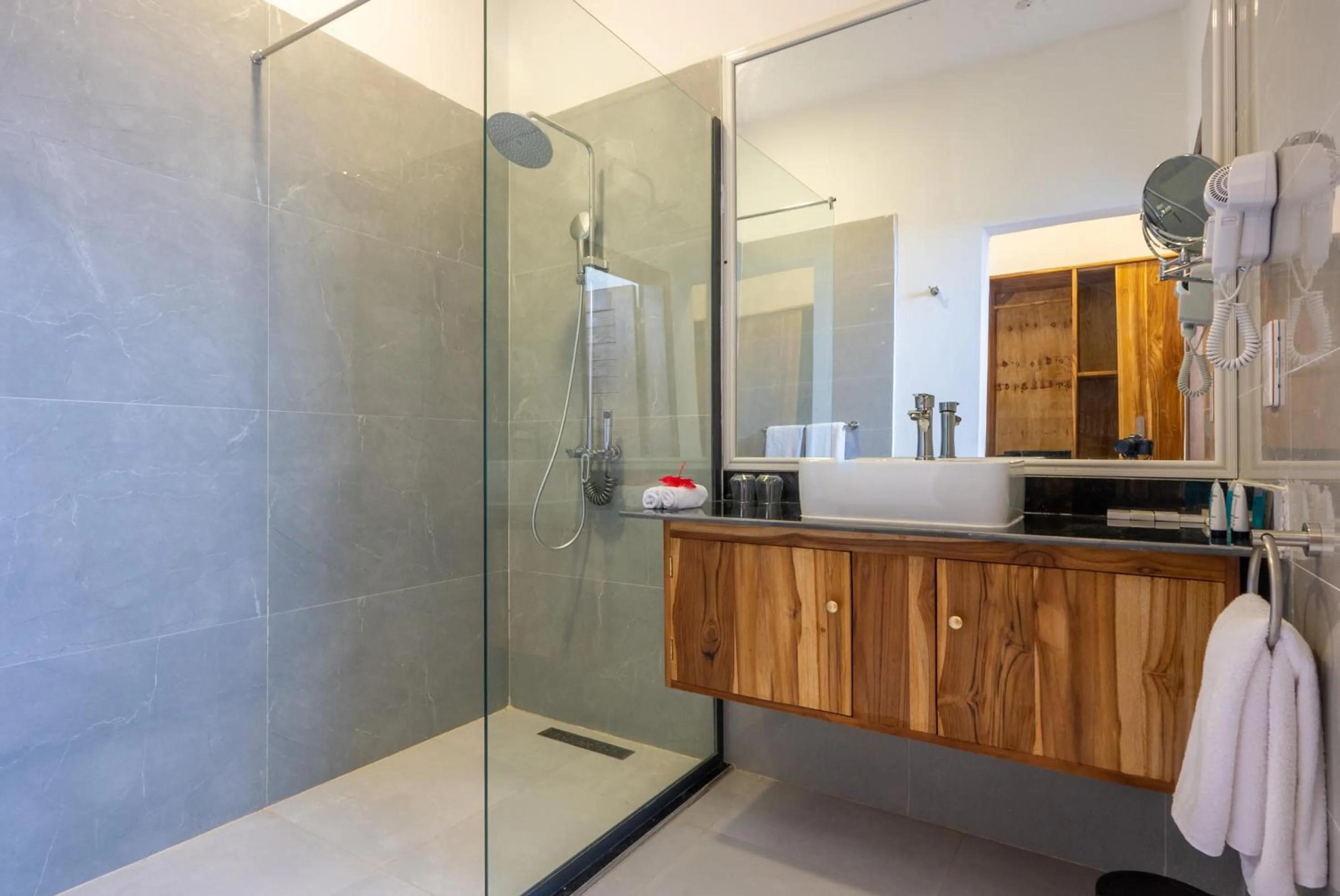 Shower in Royal Mandarin Hotel & Resort