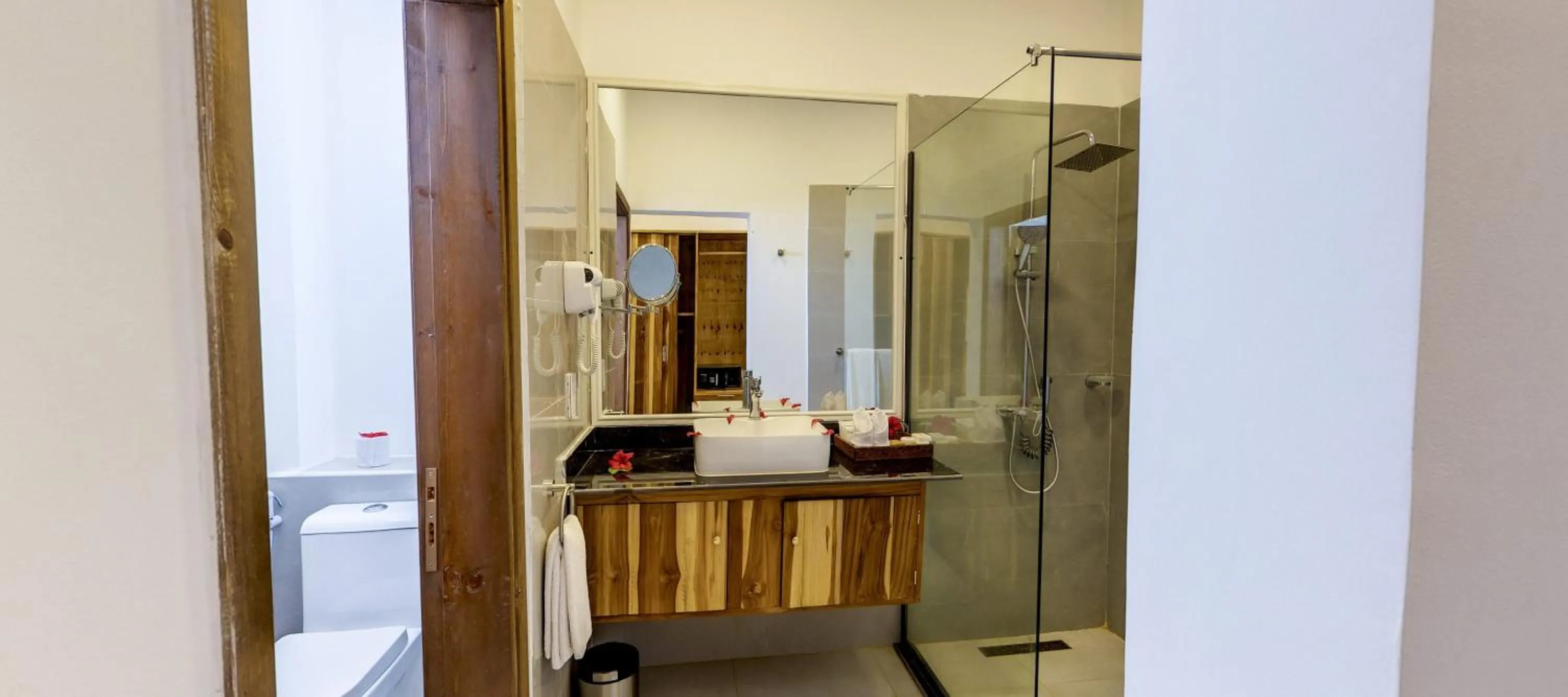 Shower in Royal Mandarin Hotel & Resort