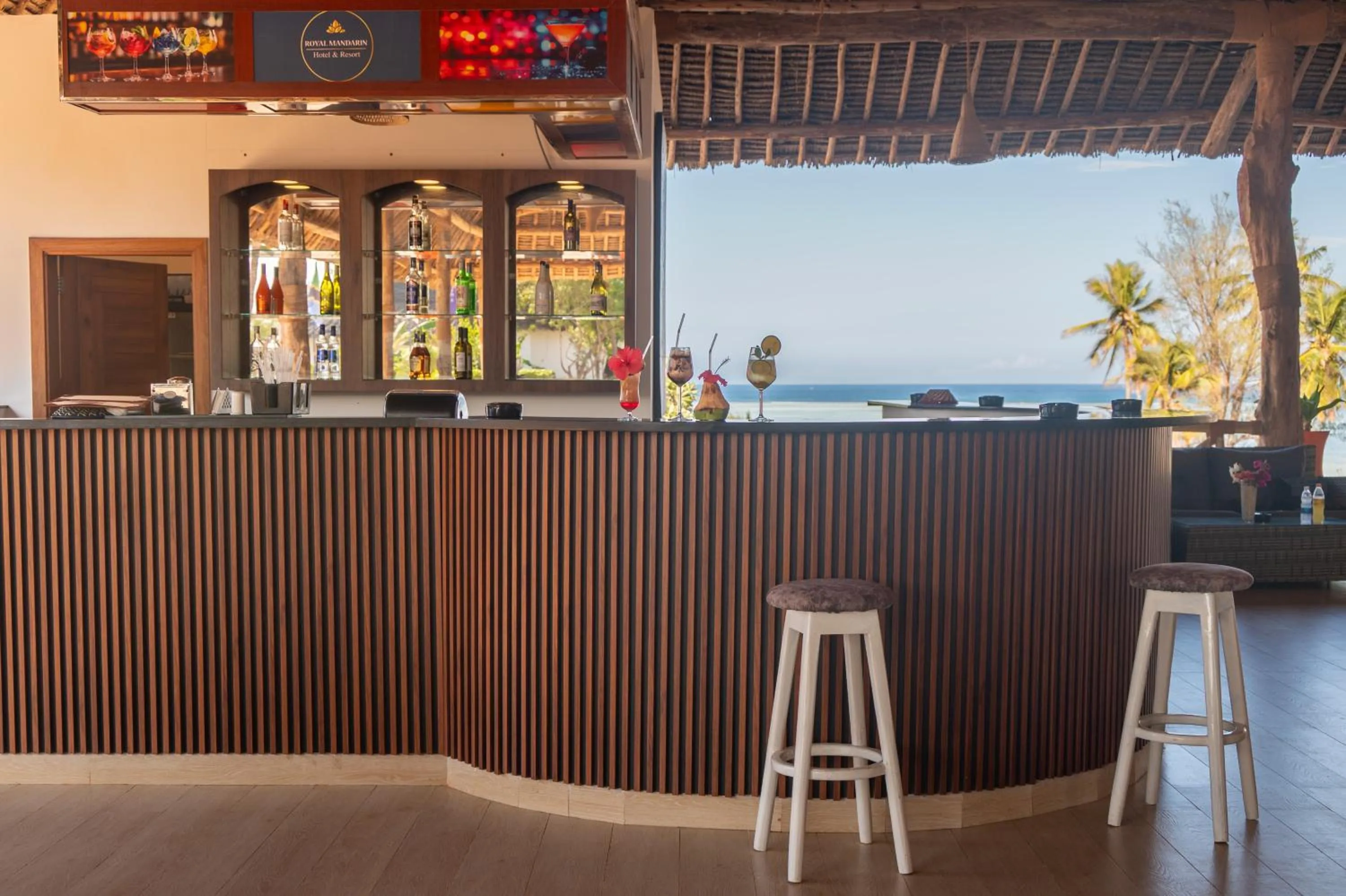 Lounge or bar in Royal Mandarin Hotel & Resort