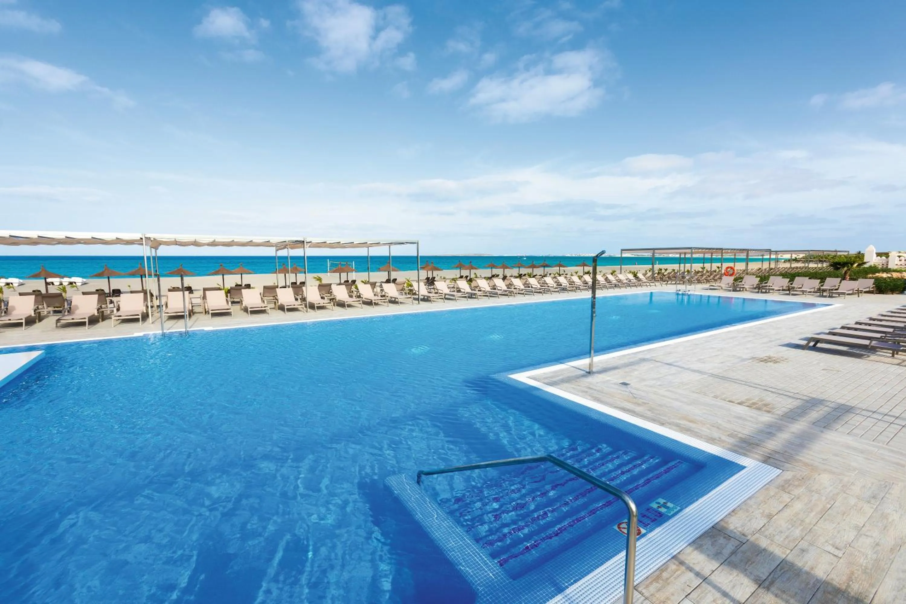 Swimming pool in Hotel Riu Palace Boavista - All Inclusive