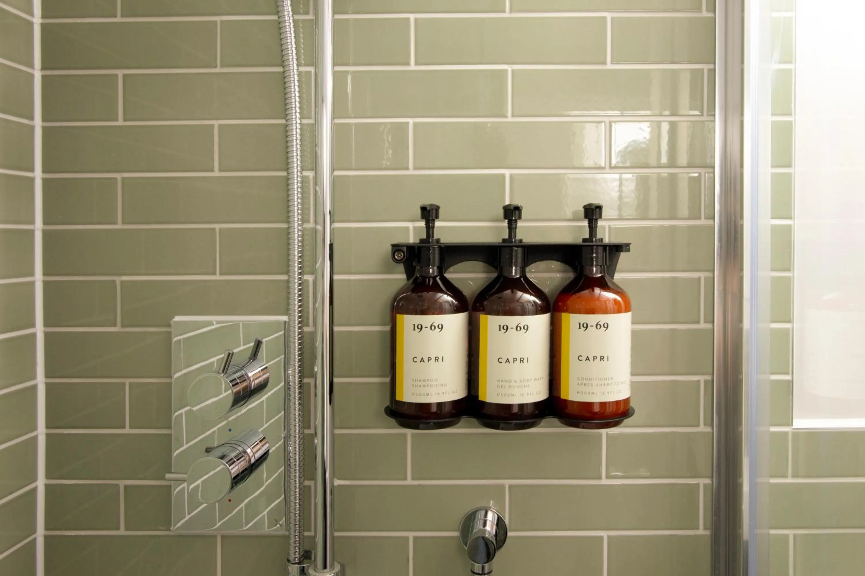 Shower in Bob W London Holland Park