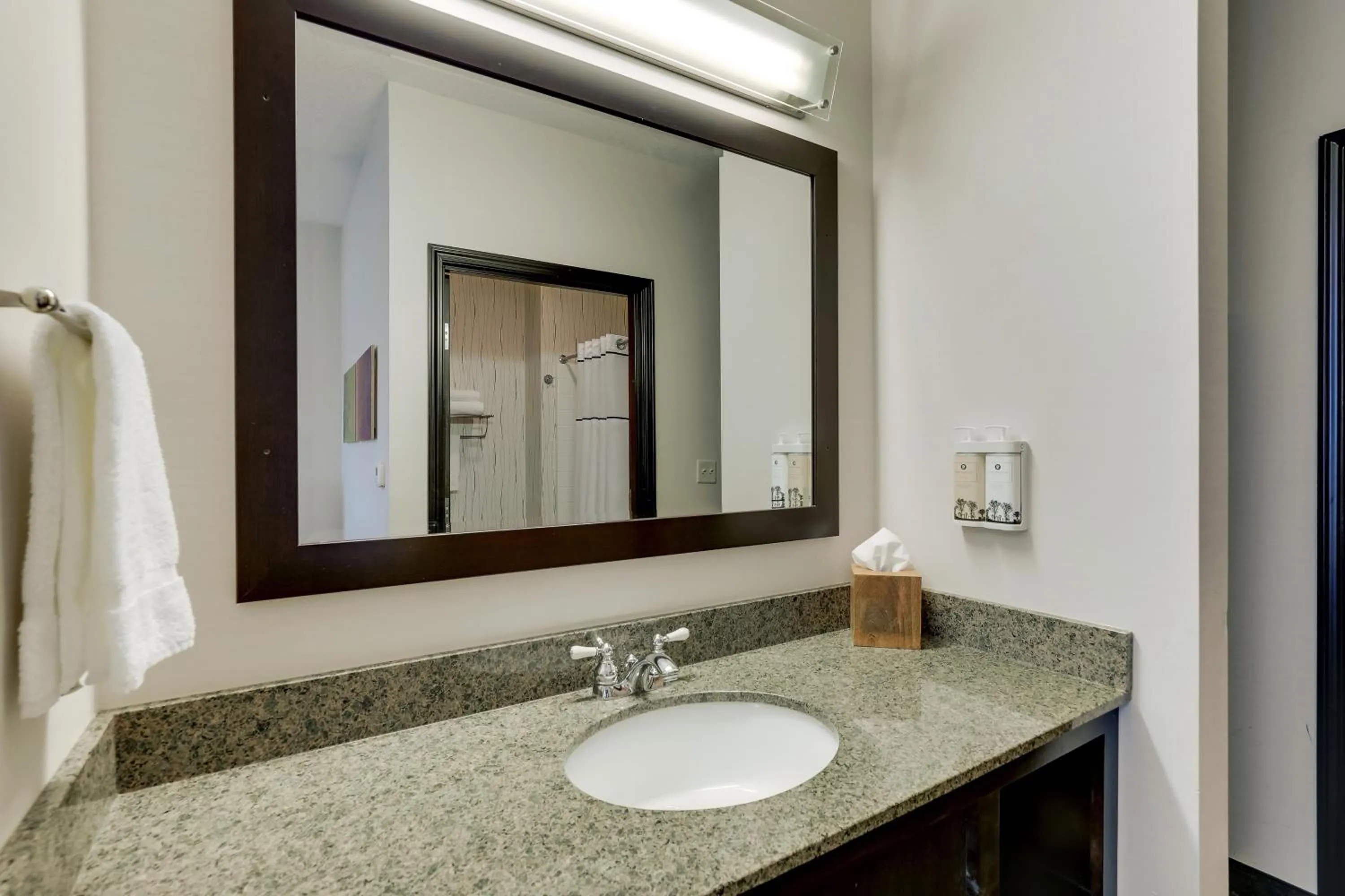 Bathroom in Stoney Creek Hotel Kansas City - Independence