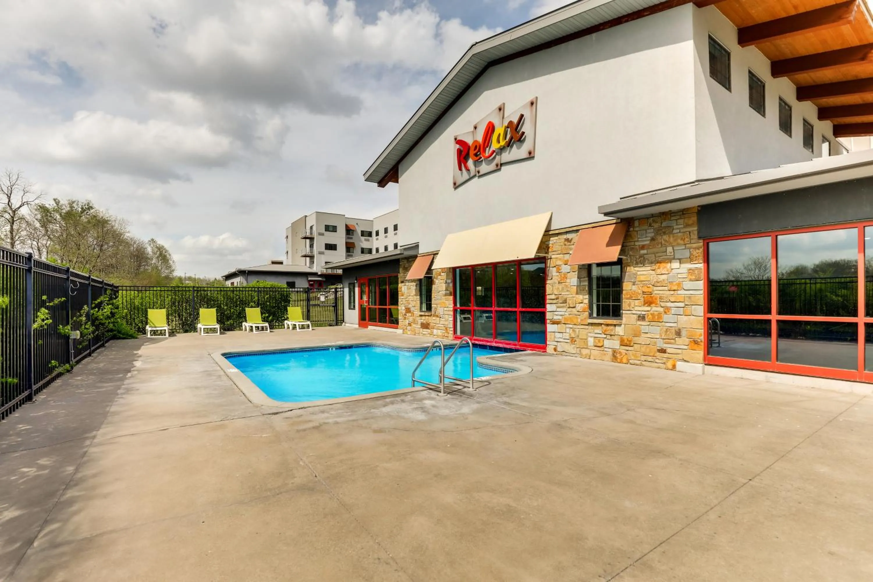 Swimming pool in Stoney Creek Hotel Kansas City - Independence