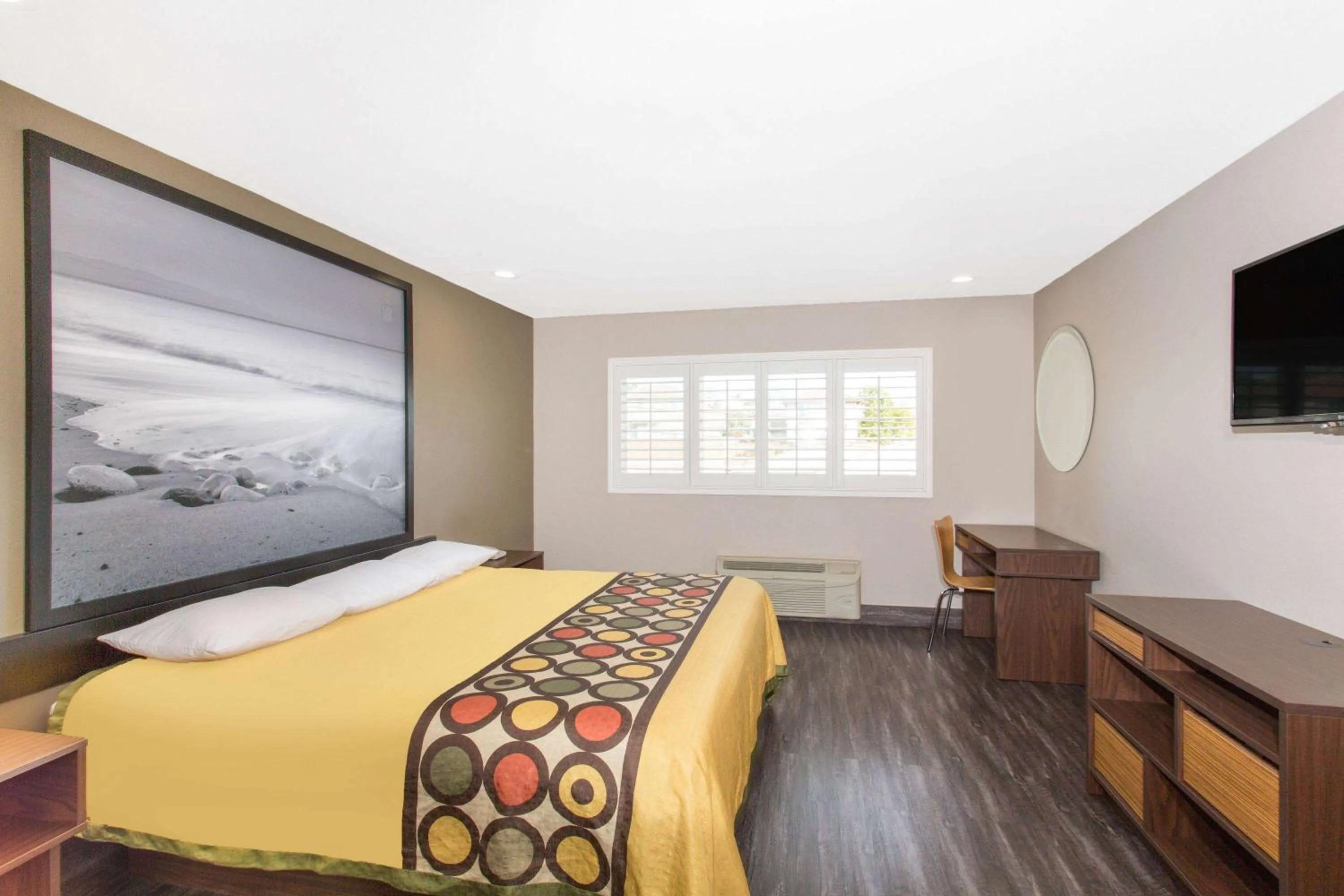 Photo of the whole room, Bed in Super 8 by Wyndham National City Chula Vista