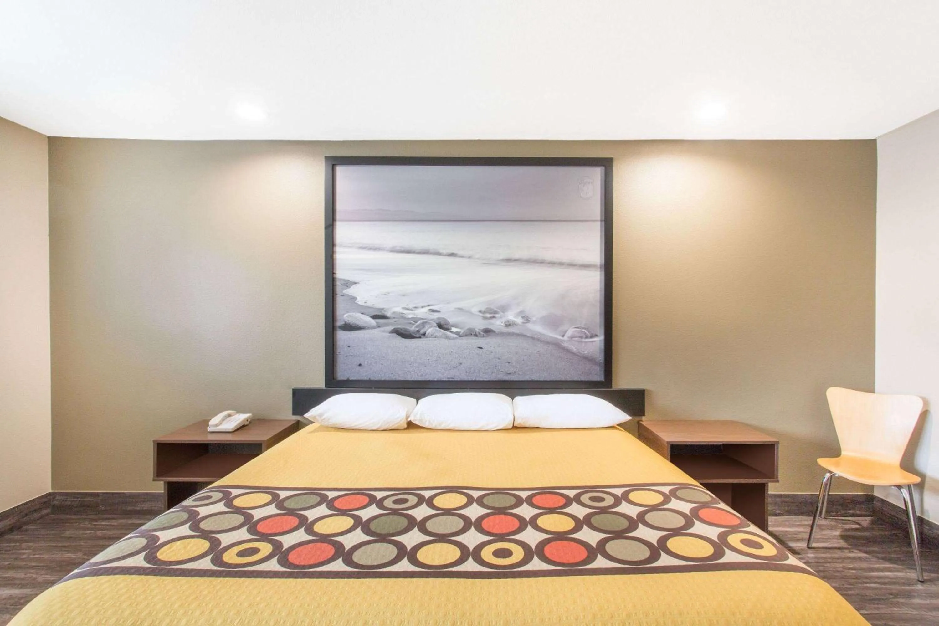 Photo of the whole room, Bed in Super 8 by Wyndham National City Chula Vista