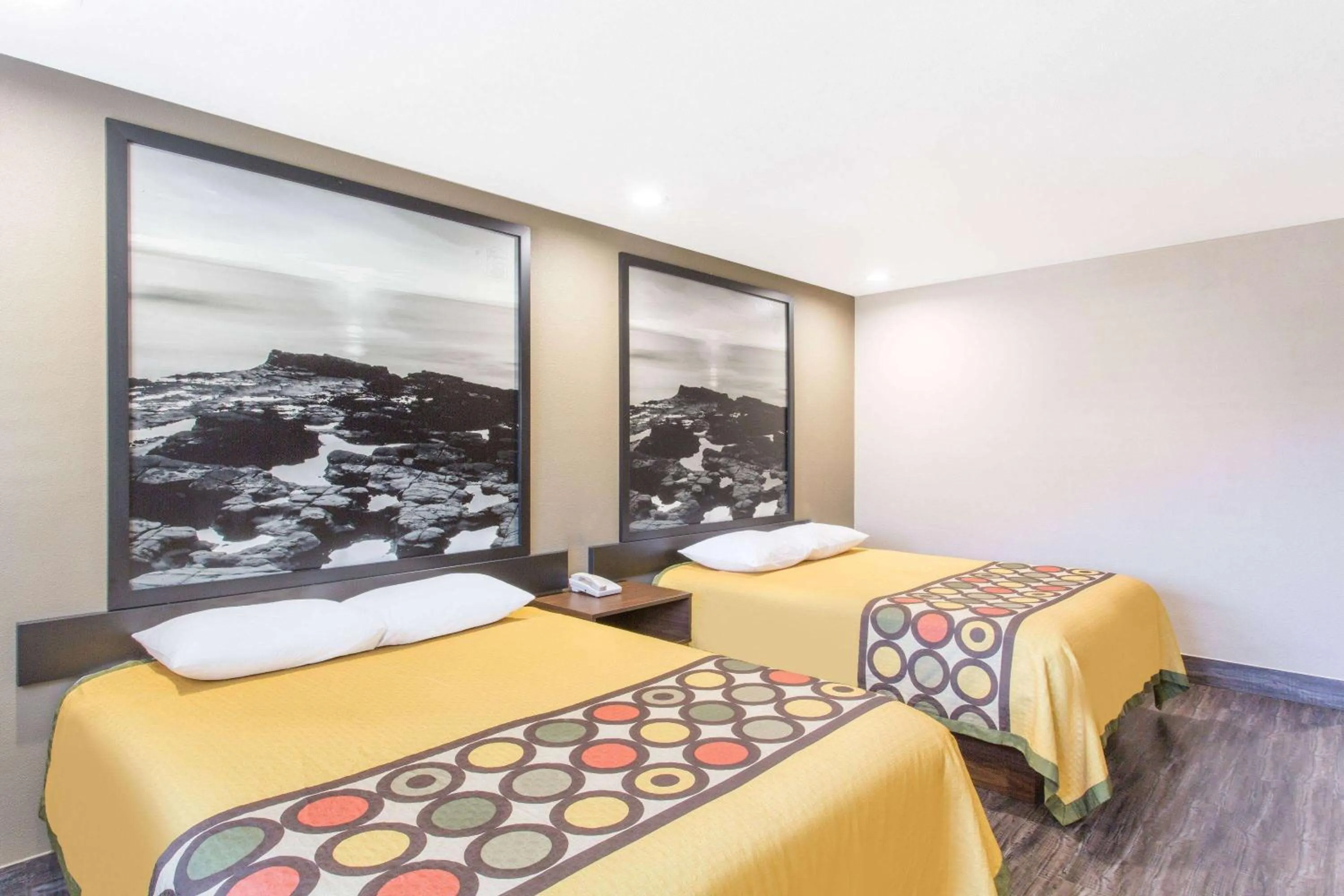 Photo of the whole room, Bed in Super 8 by Wyndham National City Chula Vista