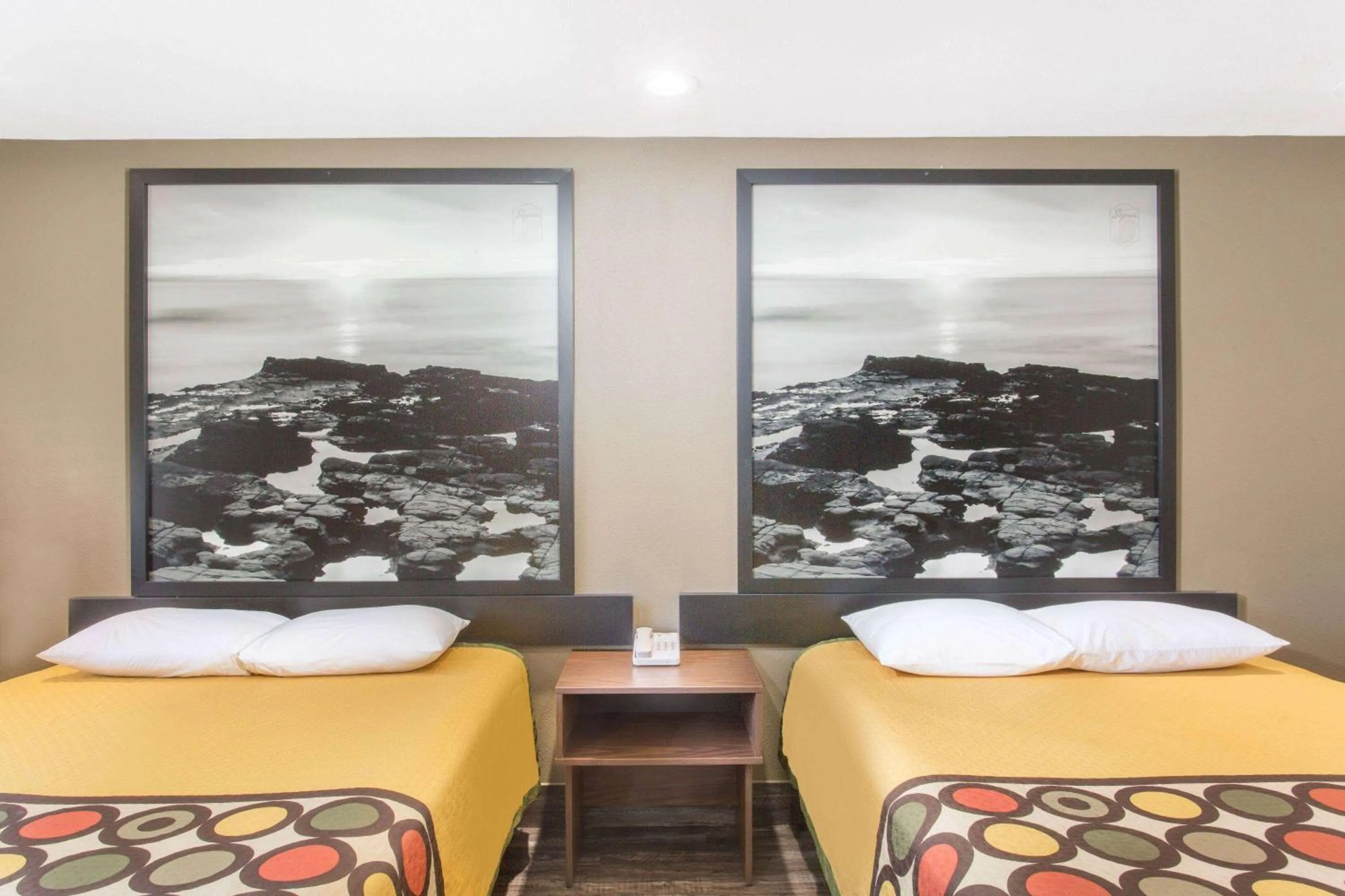 Photo of the whole room, Bed in Super 8 by Wyndham National City Chula Vista