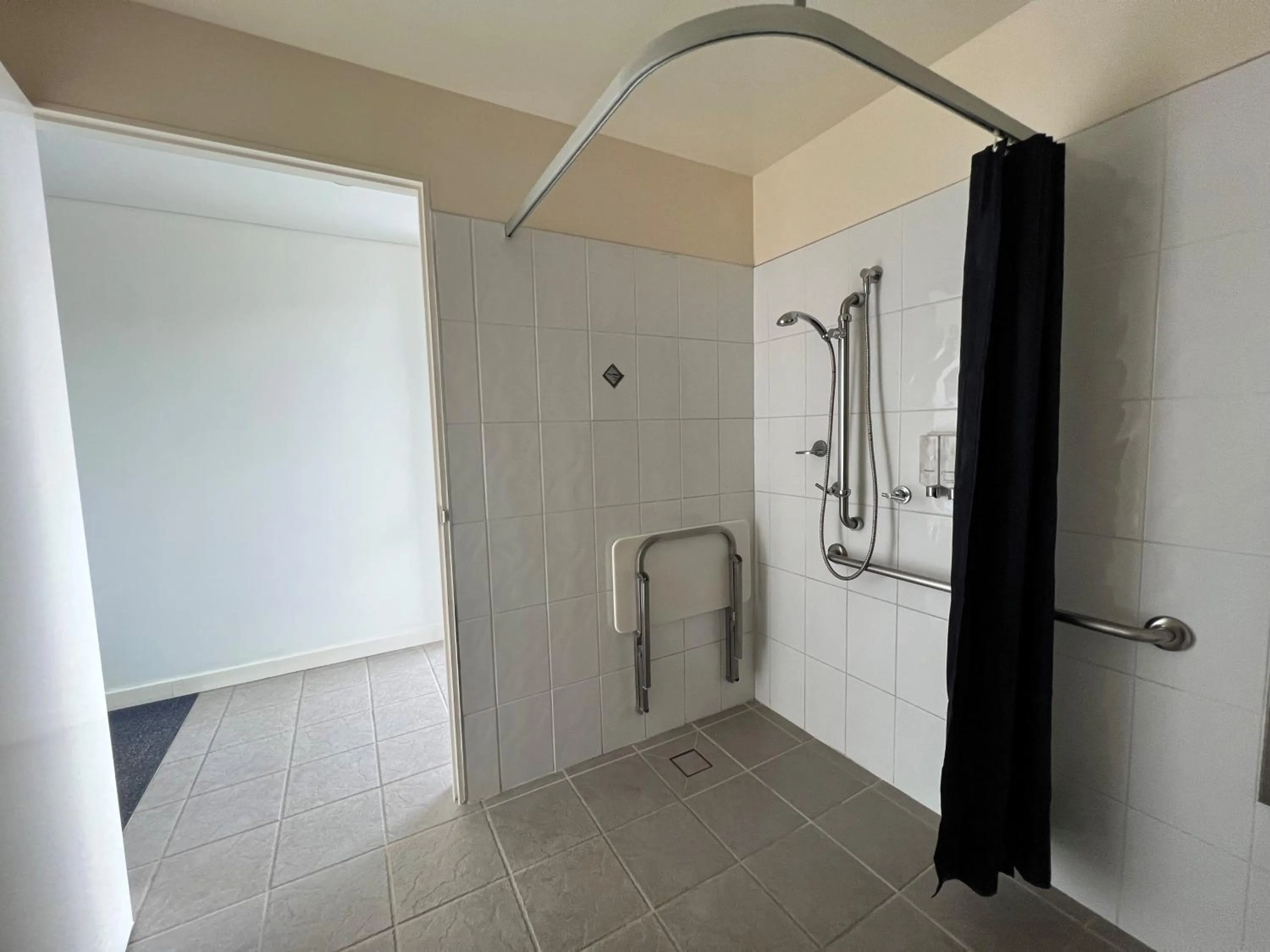 Shower in Country Roads Motor Inn Dysart