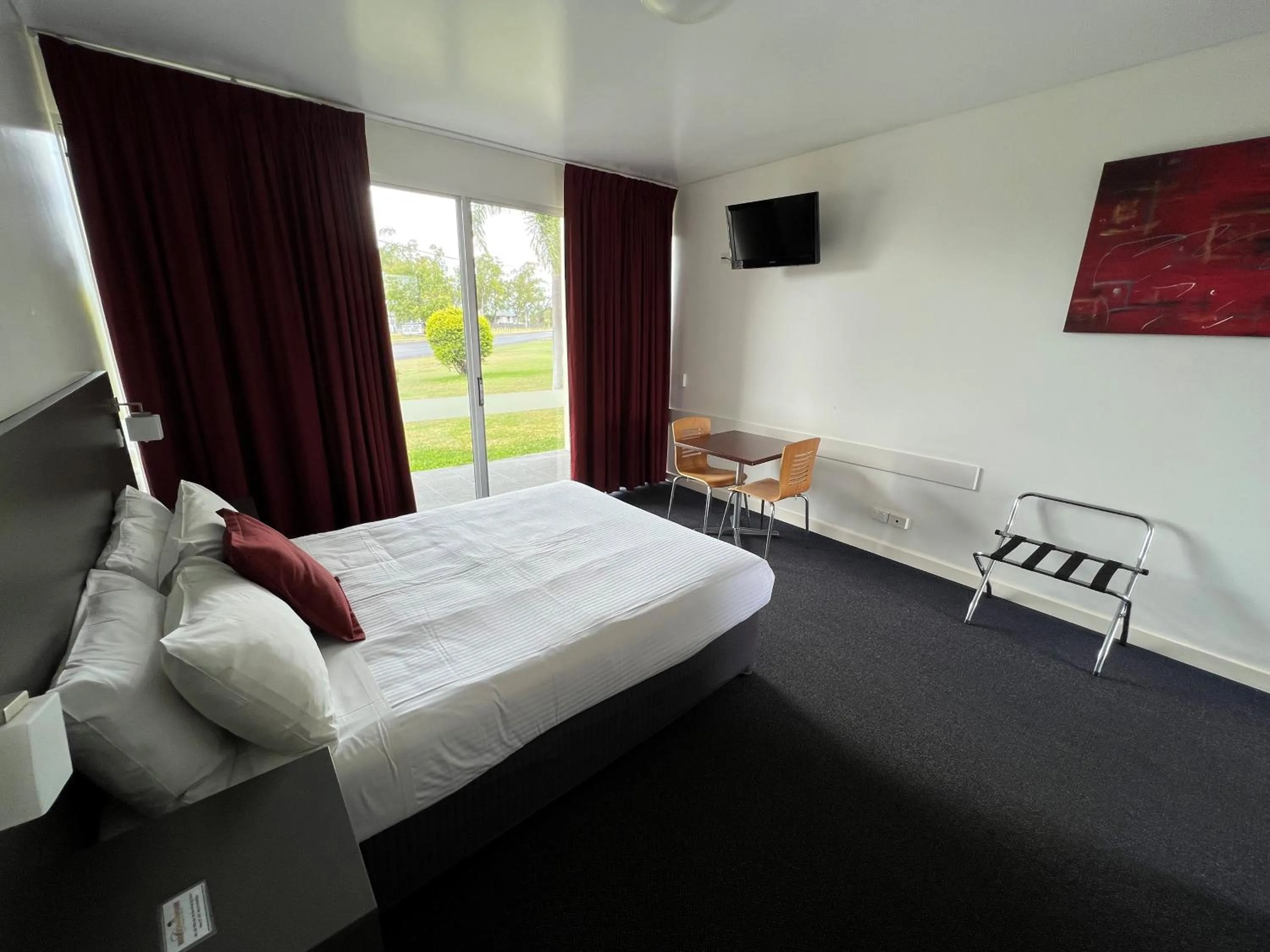 Bed in Country Roads Motor Inn Dysart