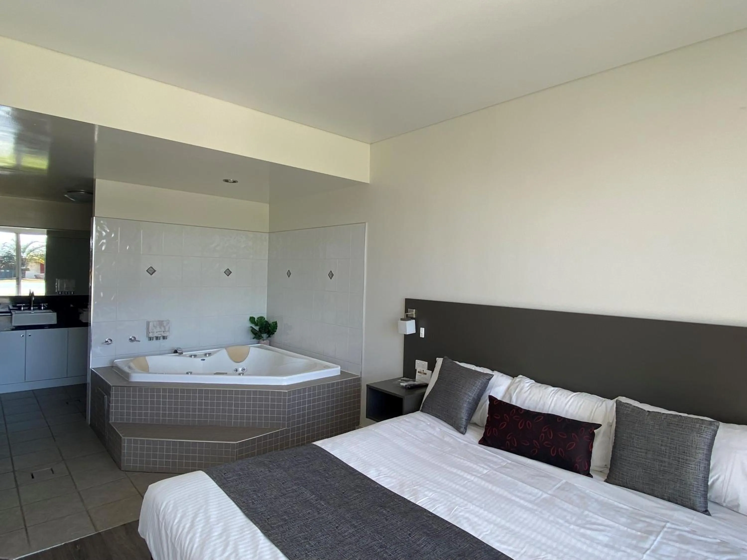 Bedroom in Country Roads Motor Inn Dysart