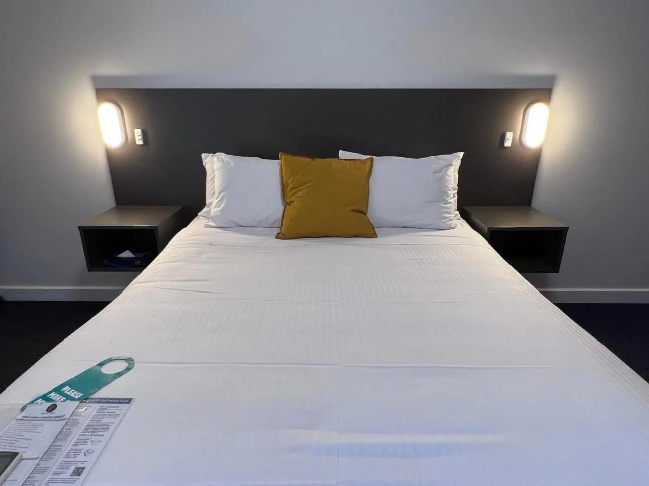 Bed in Country Roads Motor Inn Dysart