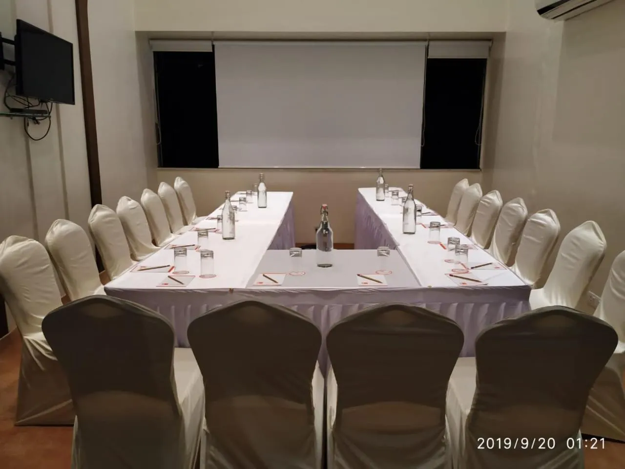 Restaurant/places to eat in Tarawade Clarks Inn Pune