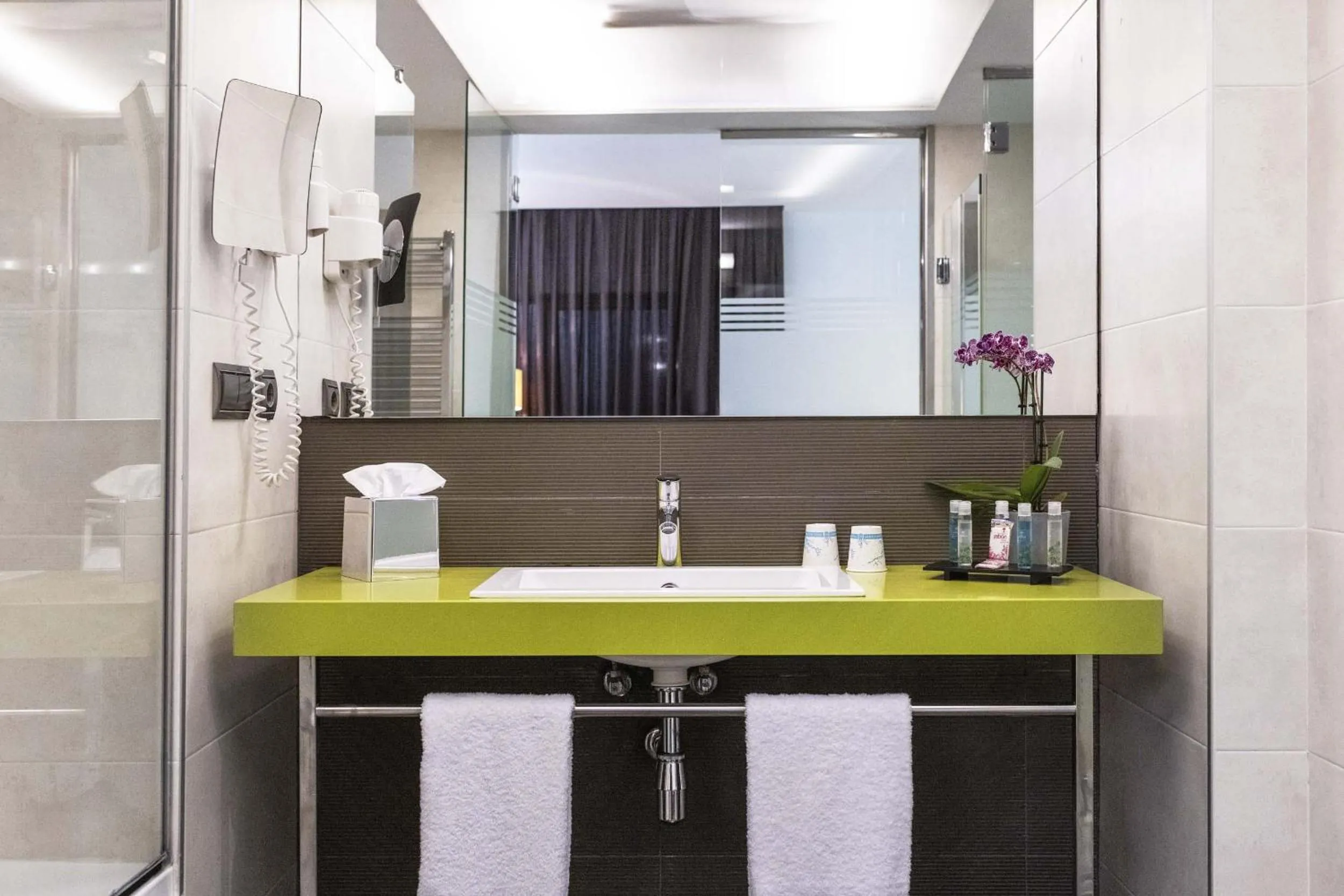 Bathroom in Globales Castillo de Ayud