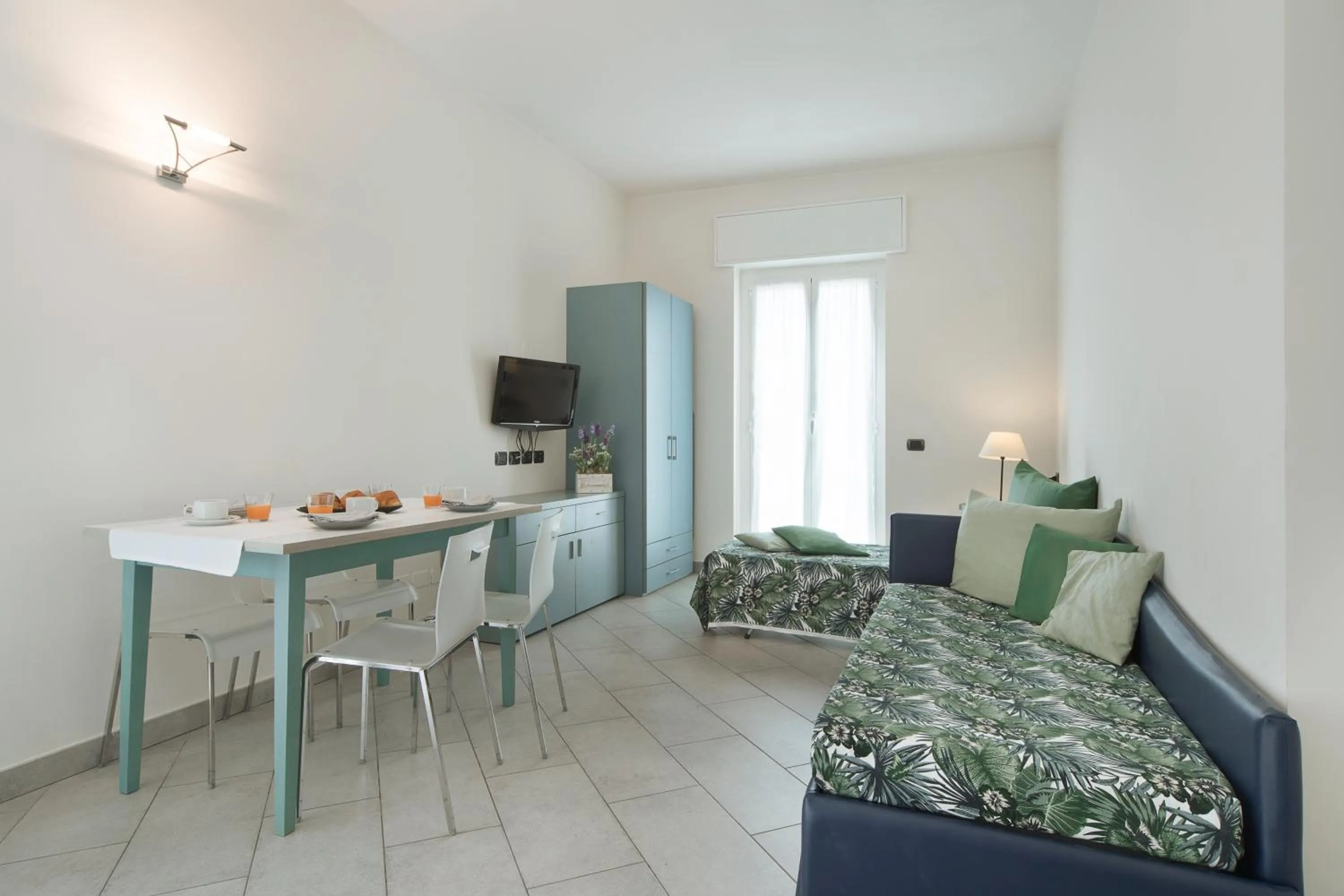 Living room, Bed in Hotel Residence Laigueglia free parking