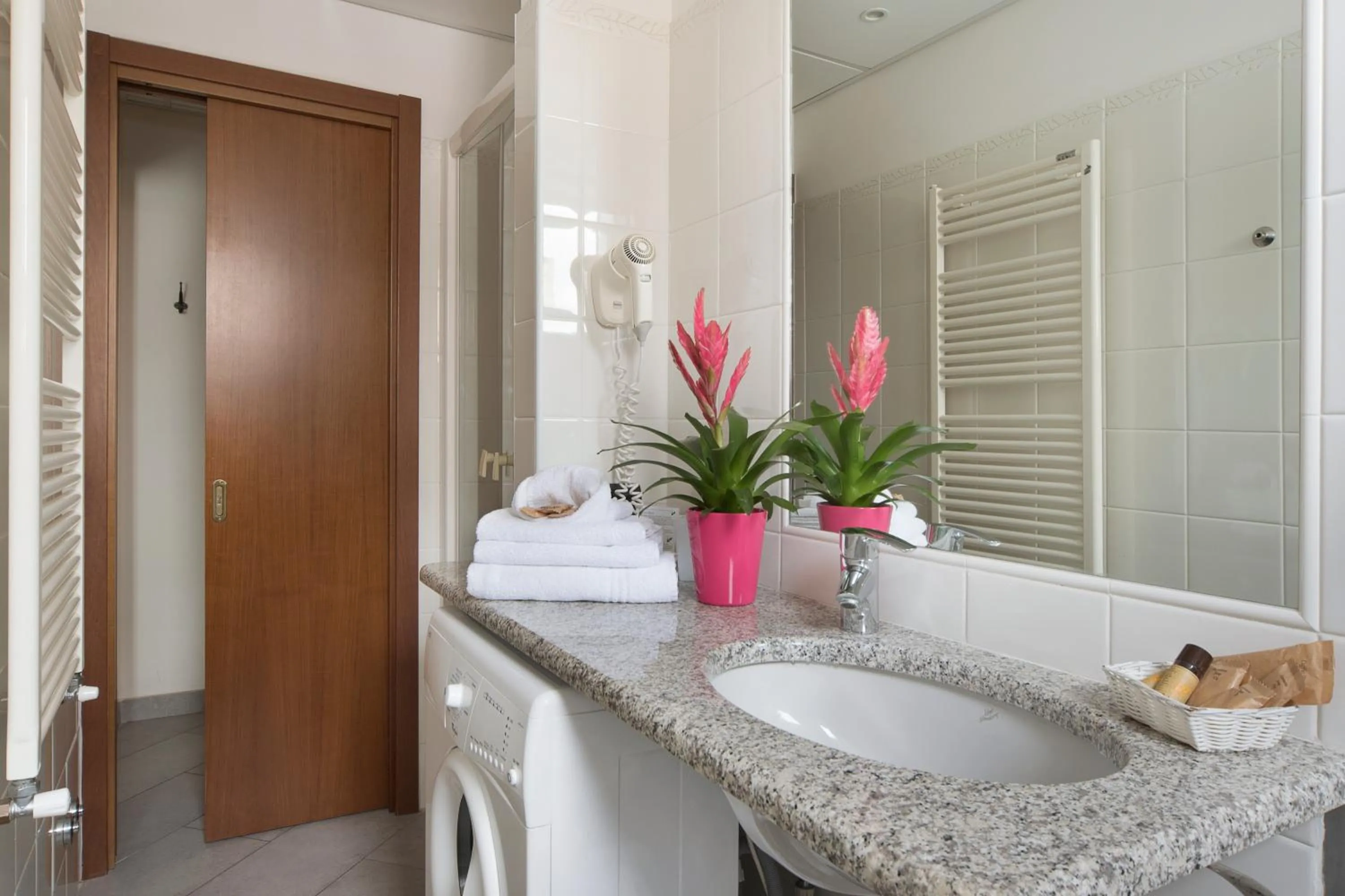 Bathroom in Hotel Residence Laigueglia free parking