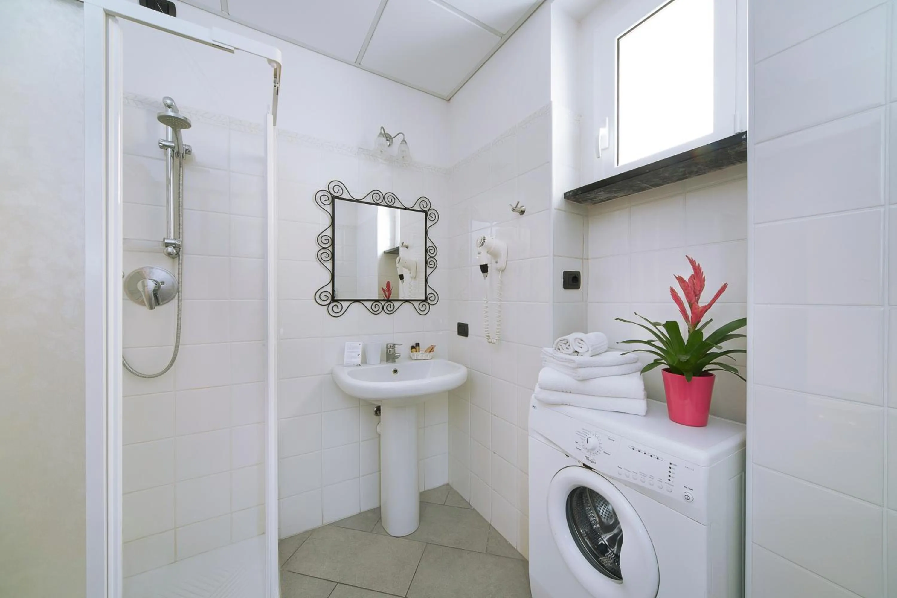 Bathroom in Hotel Residence Laigueglia free parking